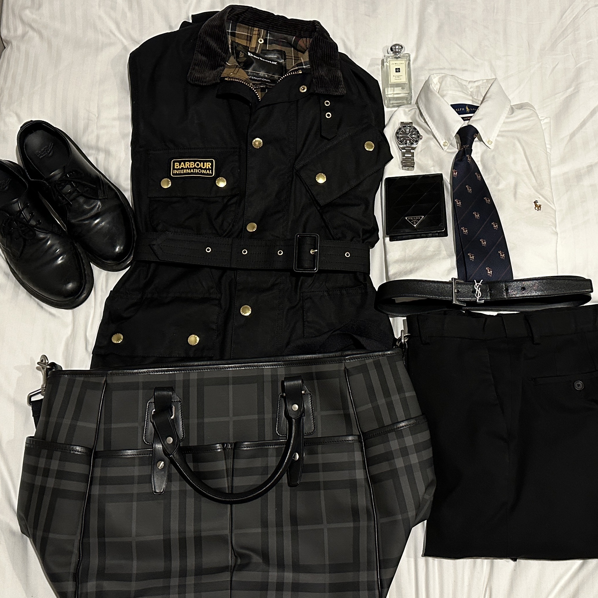 Barbour International Original Wax Jacket Black, Burberry Boston Holdall Charcoal 착용 스타일 - 1