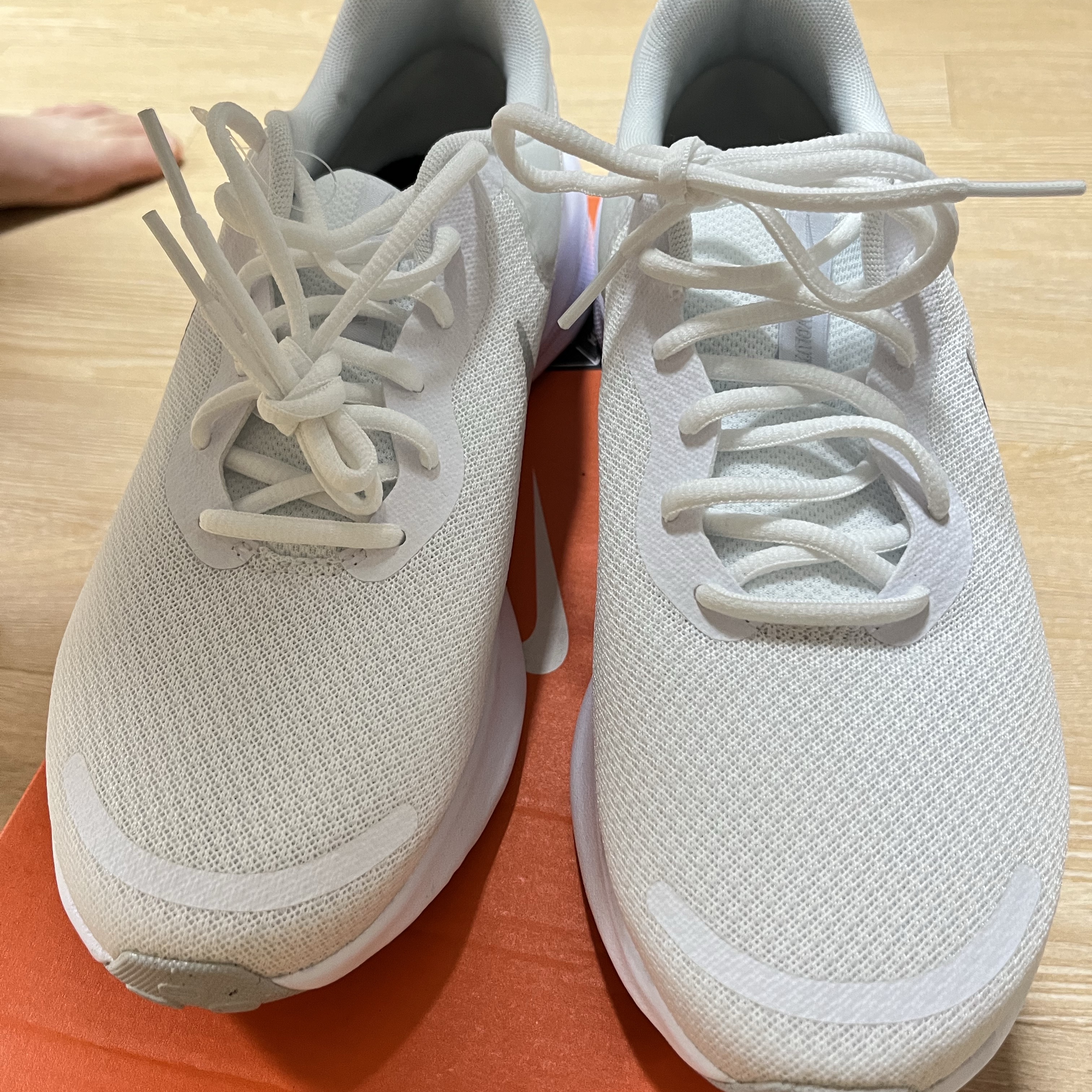 Nike Revolution 7 White 착용 스타일 - 1
