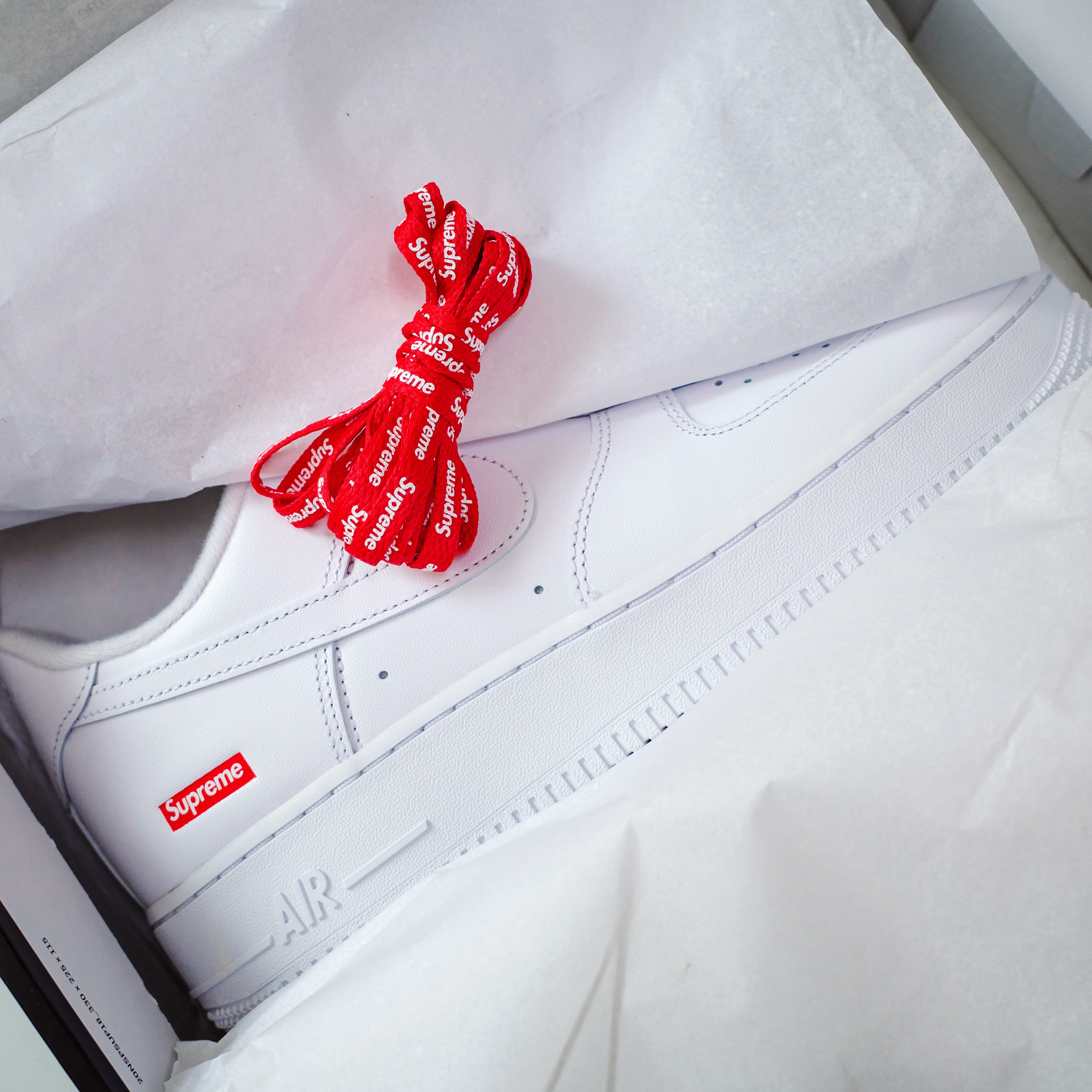 Nike x Supreme Air Force 1 Low White, Supreme Small Box LS T-Shirt White - 24SS 착용 스타일 - 3