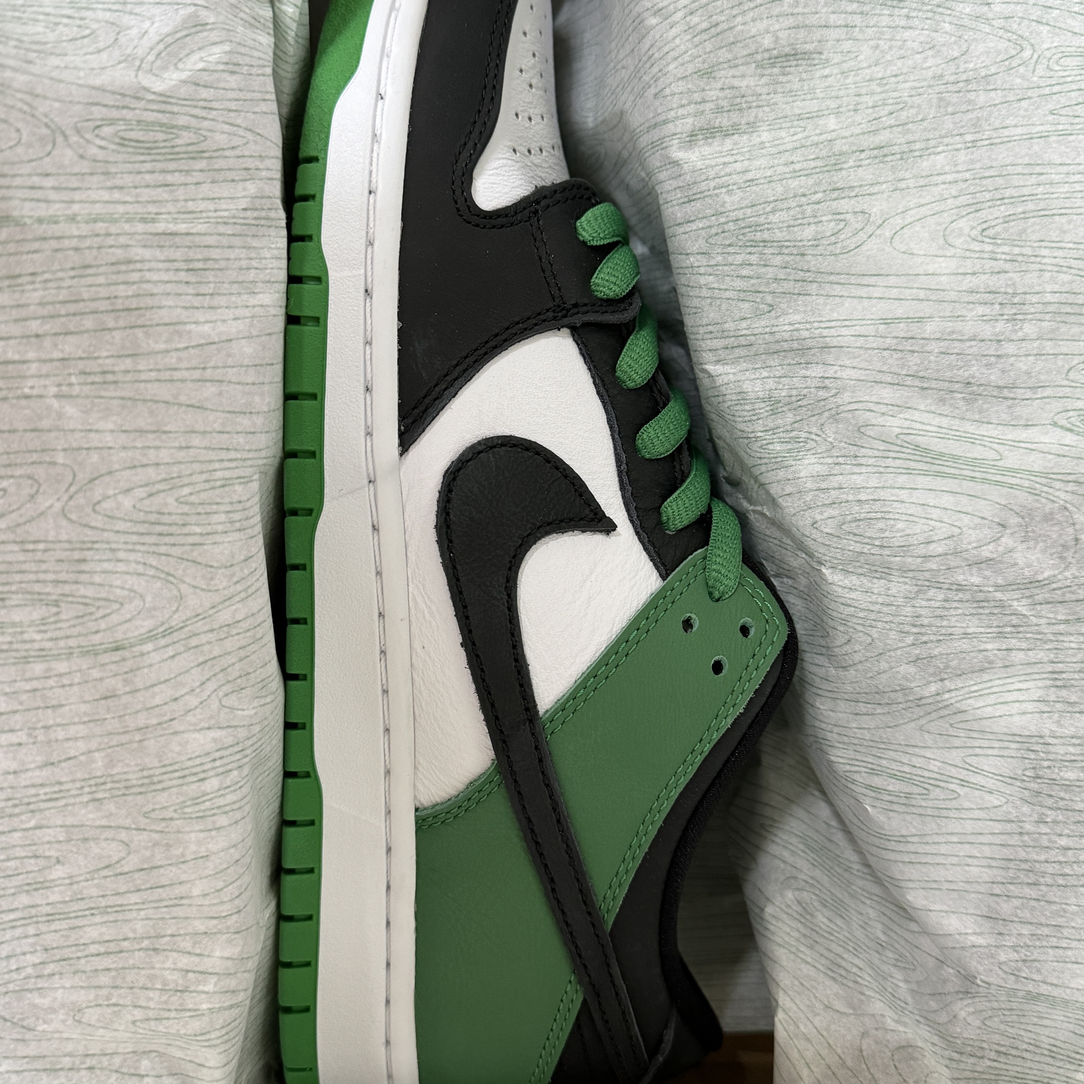 Nike SB Dunk Low Pro Black and Classic Green 착용 스타일