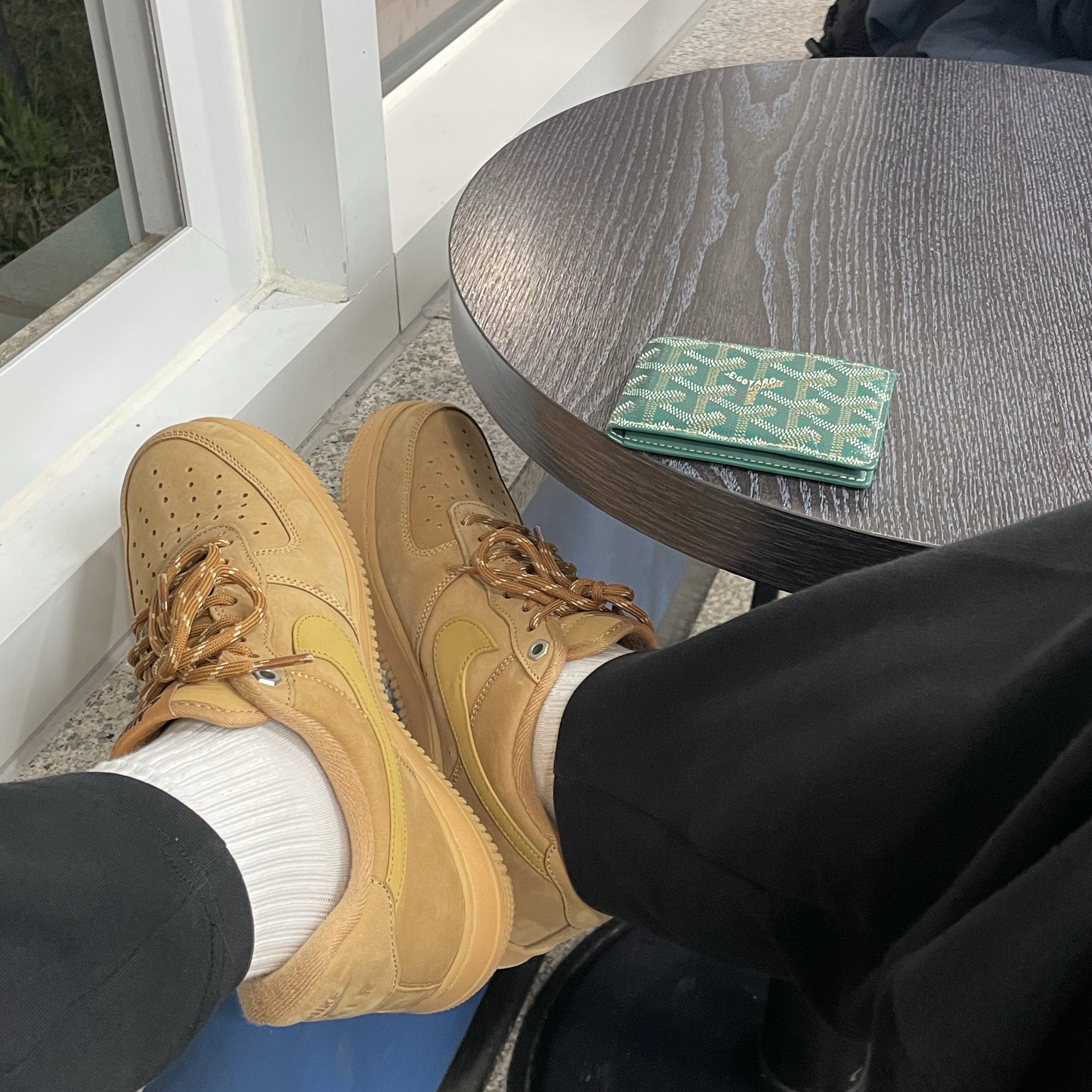 Nike Air Force 1 '07 WB Flax, Goyard Insert Victoire Card Holder Green 착용 스타일