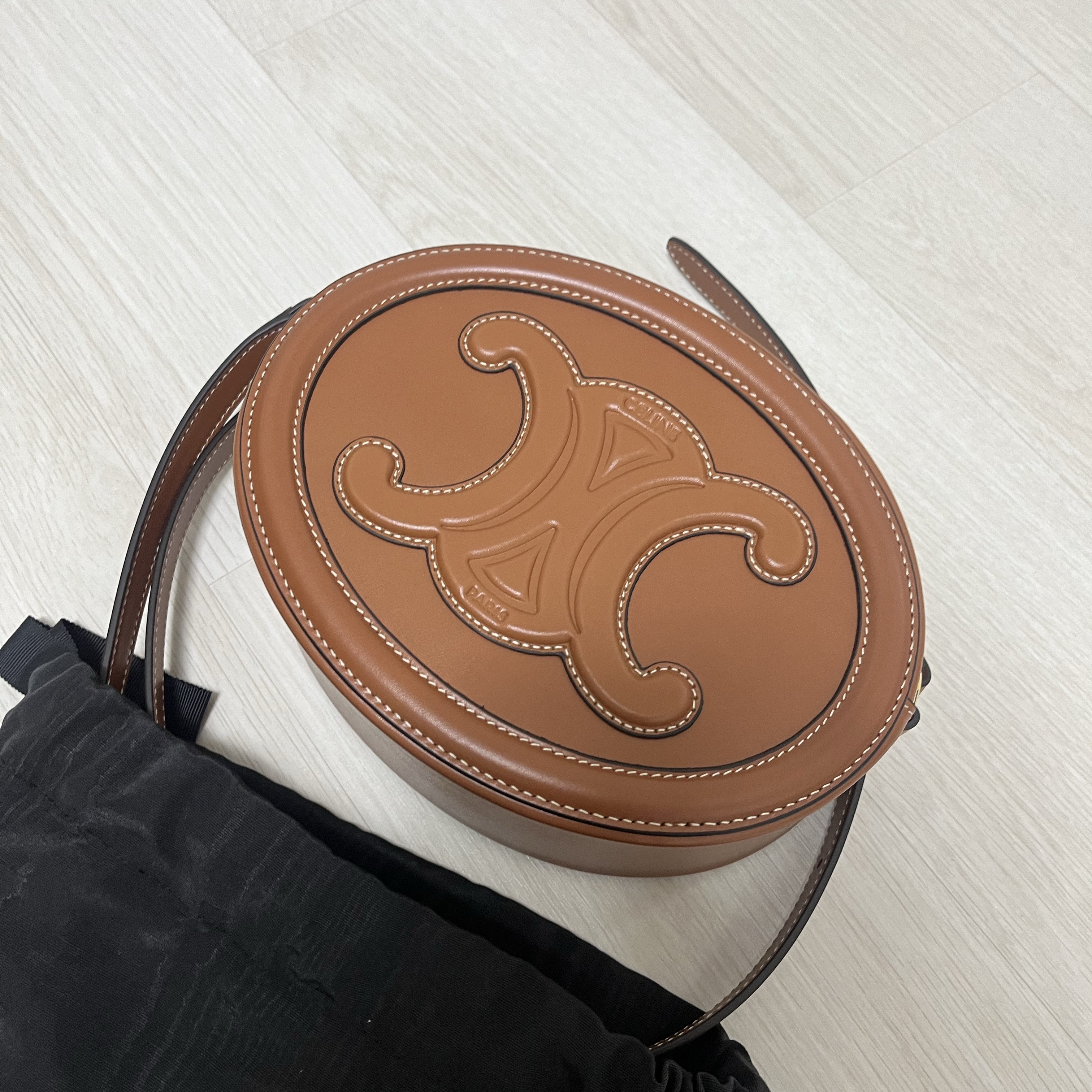 Celine Oval Bag Cuir Triomphe in Smooth Calfskin Tan 착용 스타일
