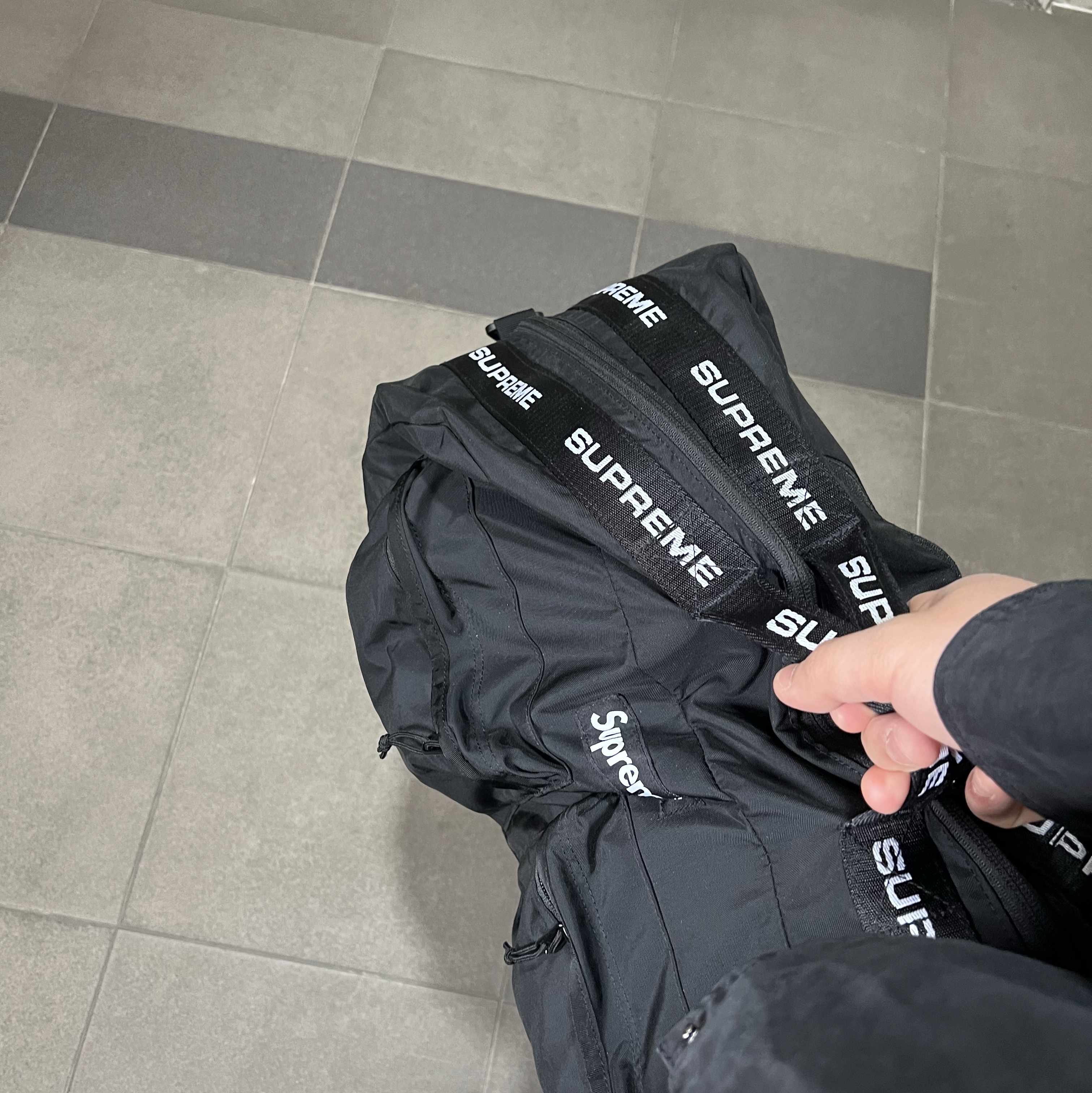 Supreme Duffle Bag Black - 22FW 착용 스타일