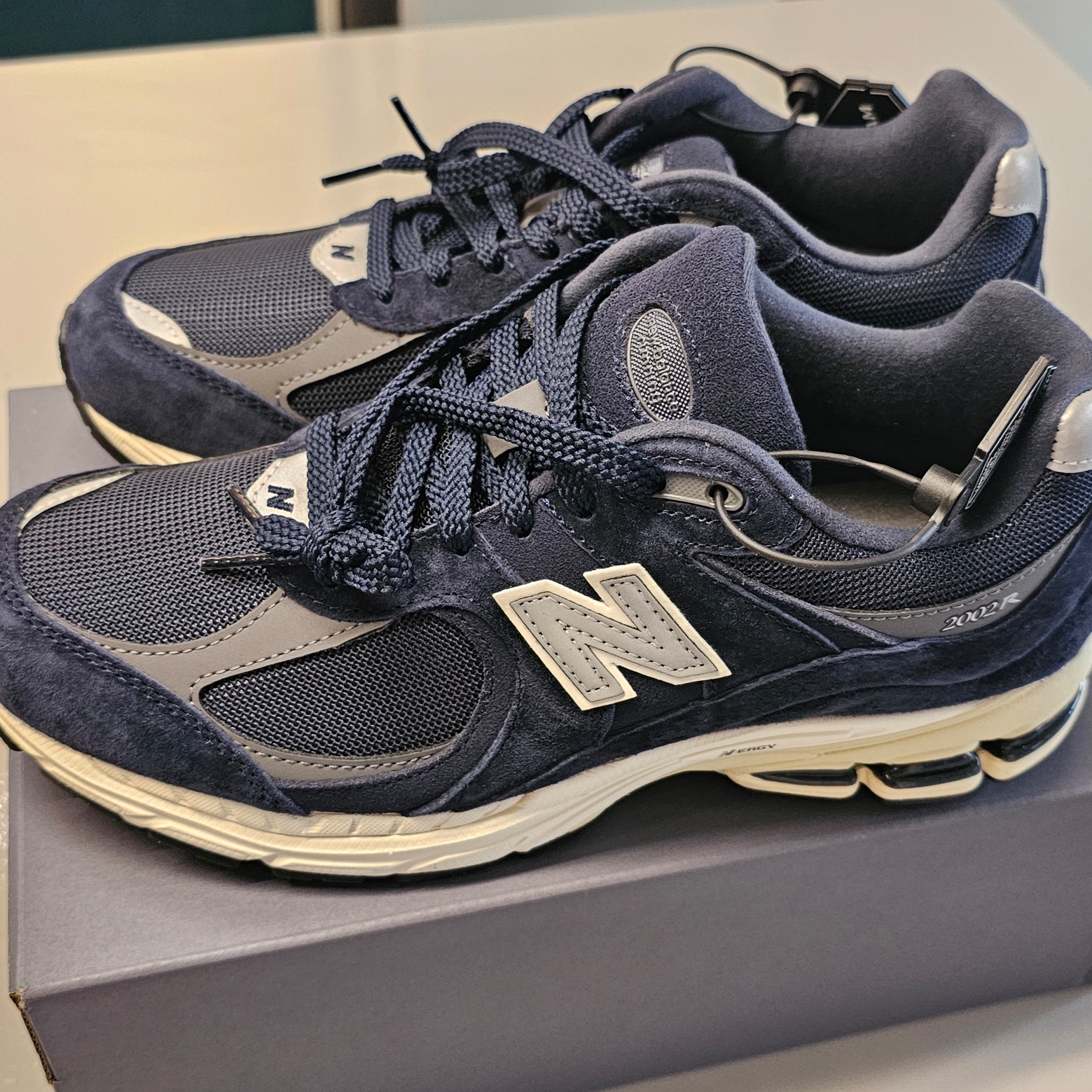 New Balance 2002R Eclipse Castlerock, New Balance 2002R Sandstone Magnet 착용 스타일 - 1