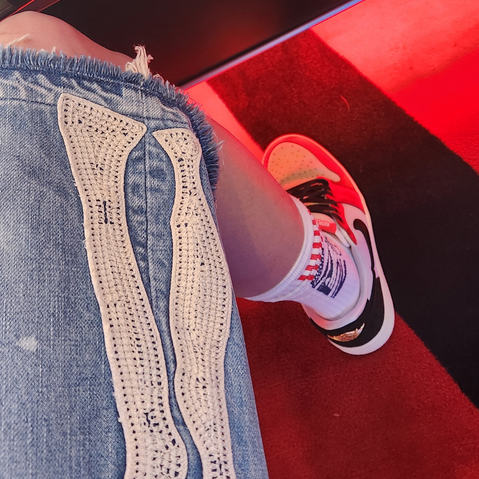 Supreme x The North Face S/S Top White - 24SS, Jordan 1 x Trophy Room Retro Low OG SP Sail Varsity Red 착용 스타일 - 3