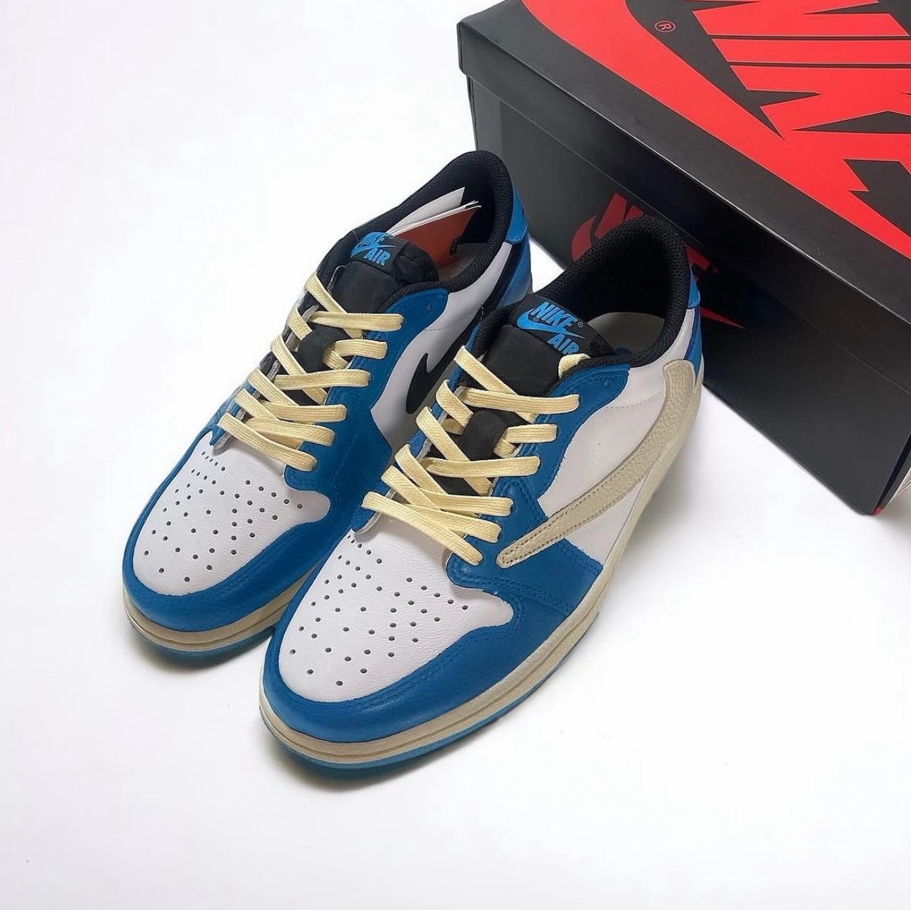 Jordan 1 Retro Low OG Black and Dark Powder Blue 착용 스타일 - 1