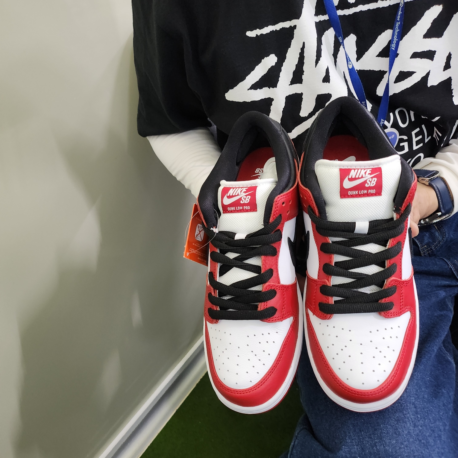 Nike SB Dunk Low Pro Chicago, Stussy World Tour T-Shirt Black 2023 착용 스타일 - 1