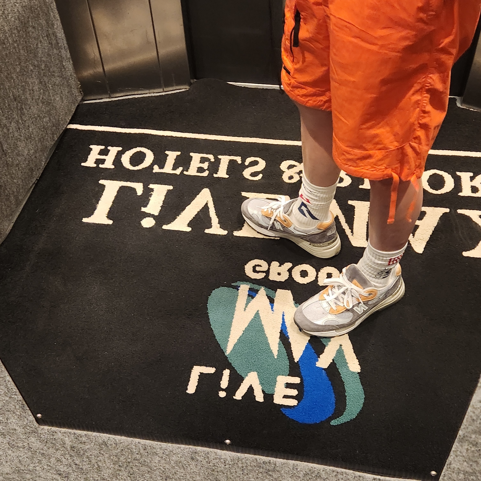 Supreme x The North Face S/S Top White - 24SS, Jordan 1 x Trophy Room Retro Low OG SP Sail Varsity Red 착용 스타일 - 4