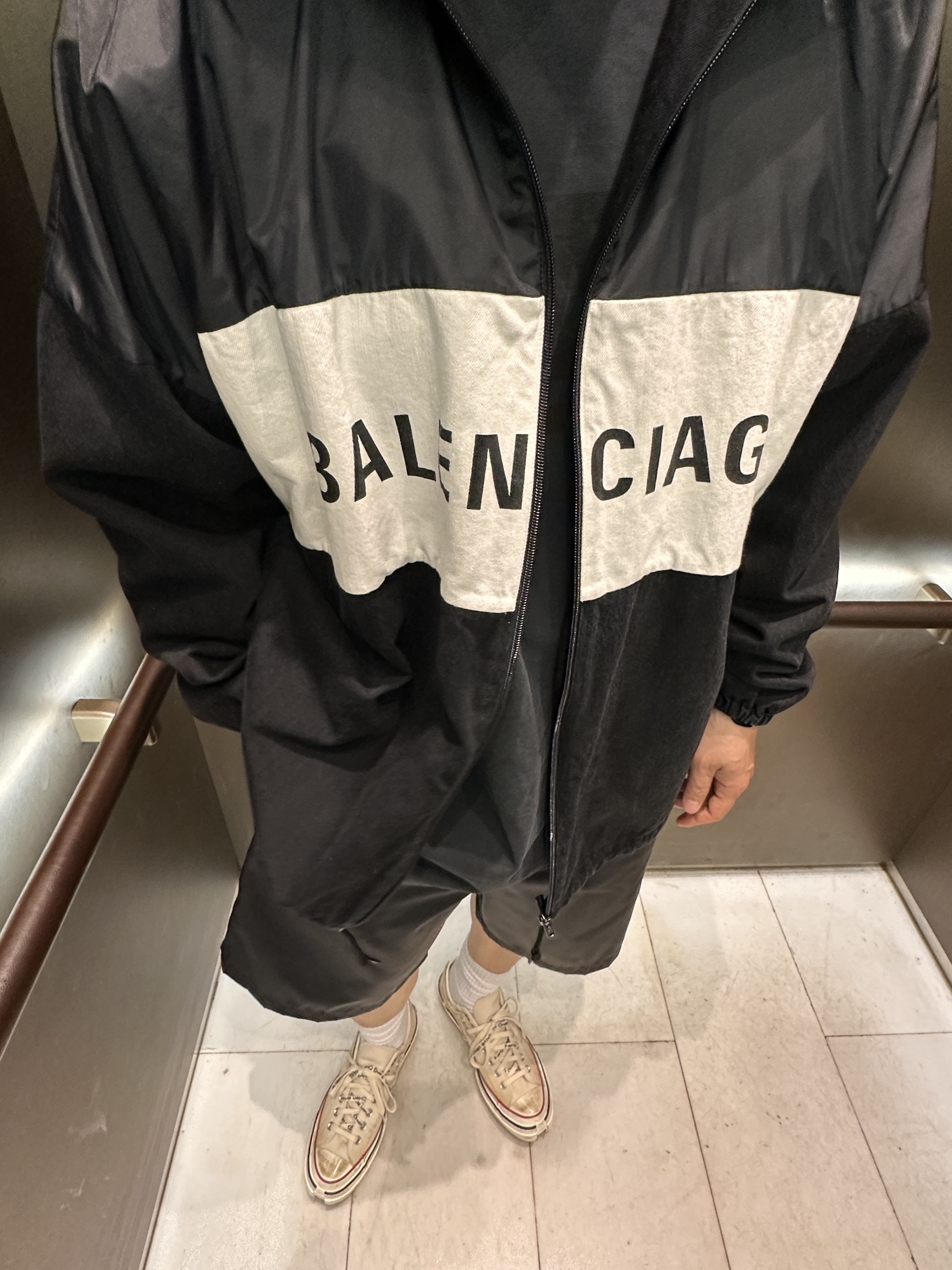 Balenciaga Zip Up Jacket Black, Yeezy Gap Engineered By Balenciaga Dove Long Sleeve T-Shirt Black 착용 스타일 - 1