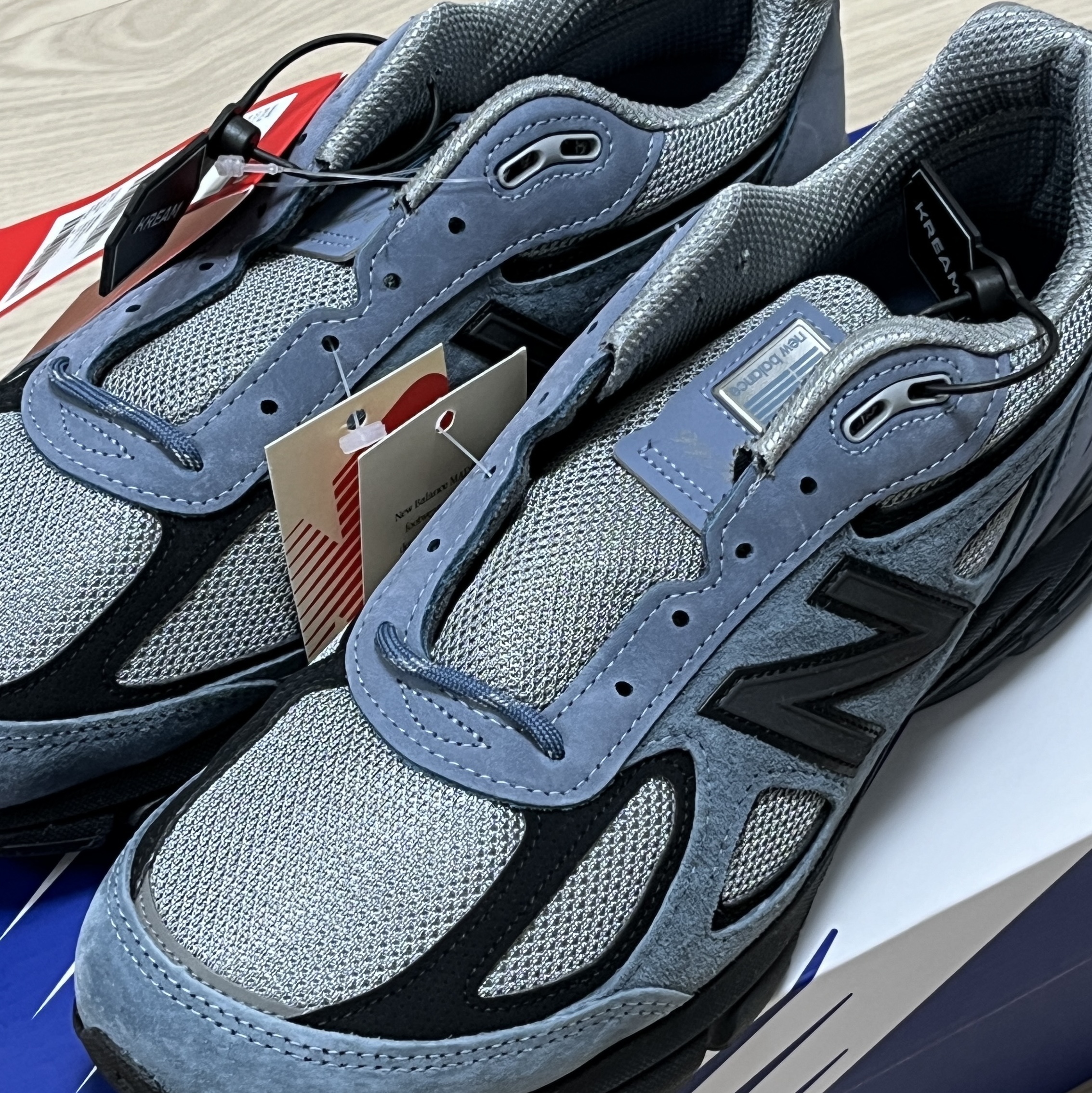 New Balance 990v4 Made in USA Arctic Grey 착용 스타일 - 1