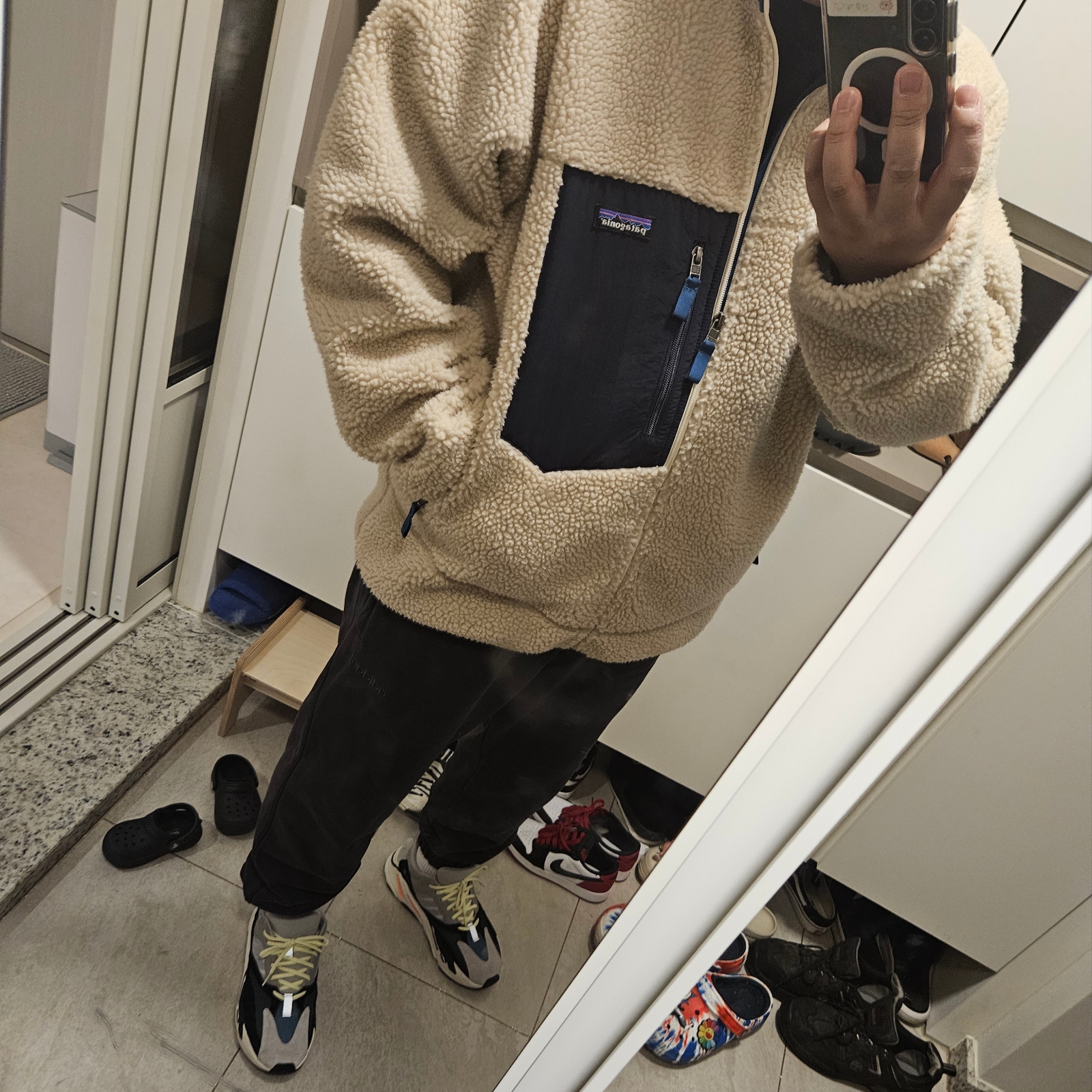 Patagonia Classic Retro-X Jacket Natural, Adidas Yeezy Boost 700 Wave Runner Solid Grey 2021/2022 착용 스타일