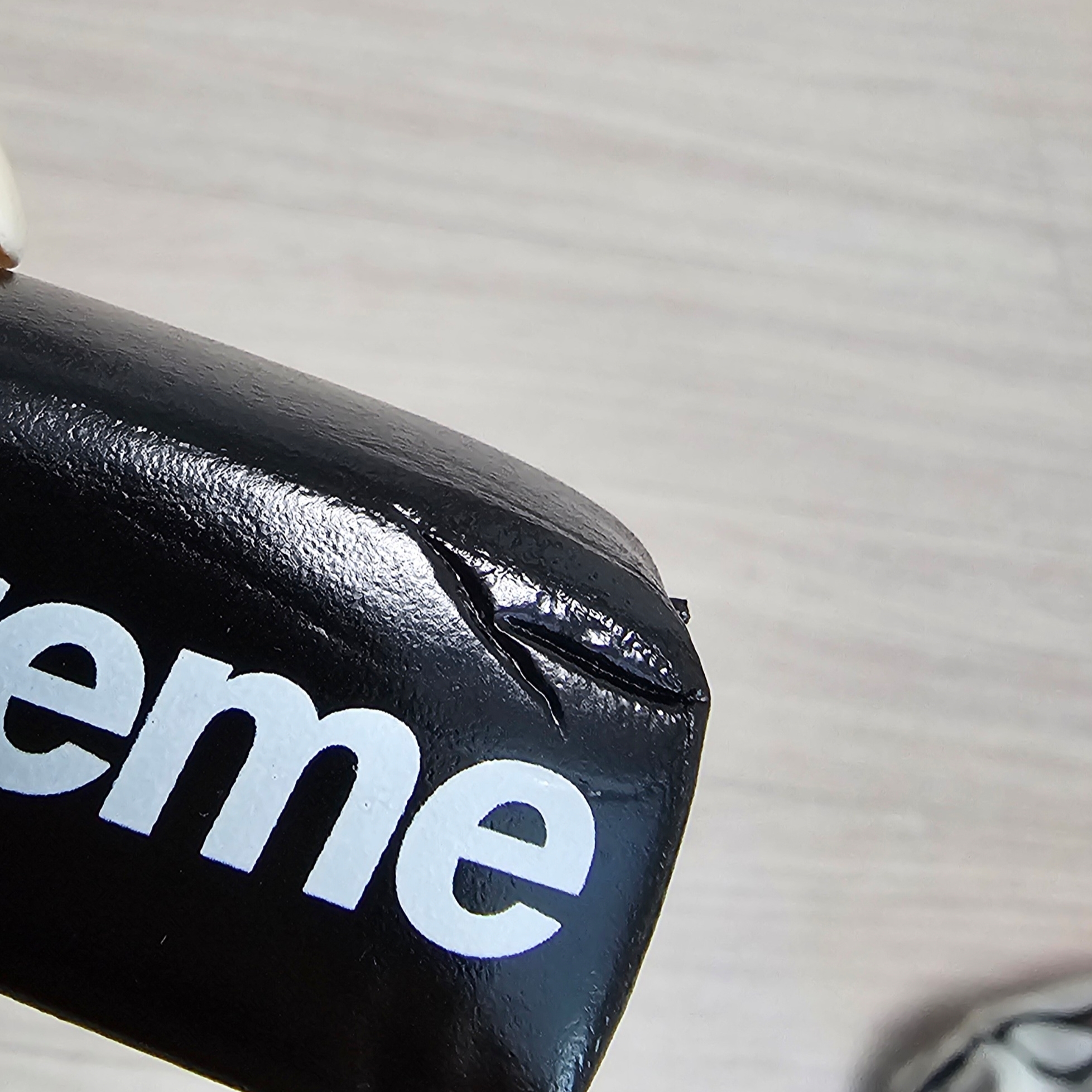 Supreme Floating Keychain Black - 23FW 착용 스타일 - 2