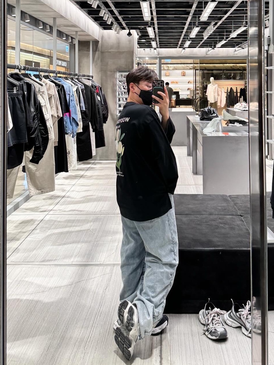 Wooyoungmi Flower Print Long Sleeve Back Logo T-Shirt Black - 22SS, Wooyoungmi Shearling Wide Denim Pants Blue - 24SS 착용 스타일 - 4