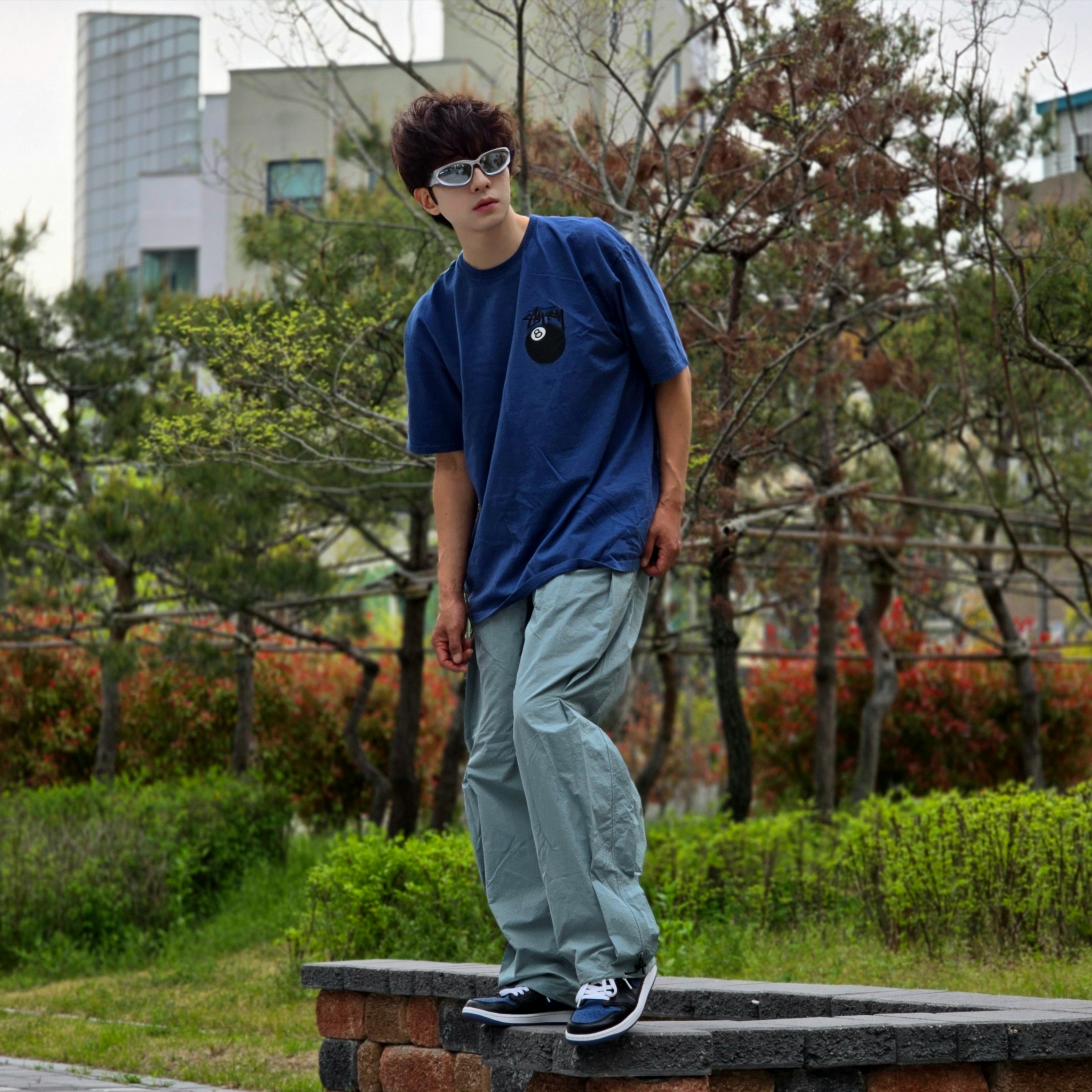 Stussy 8 Ball T-Shirt Midnight - 22SS, Jordan 1 Retro Low OG Mystic Navy 착용 스타일 - 3