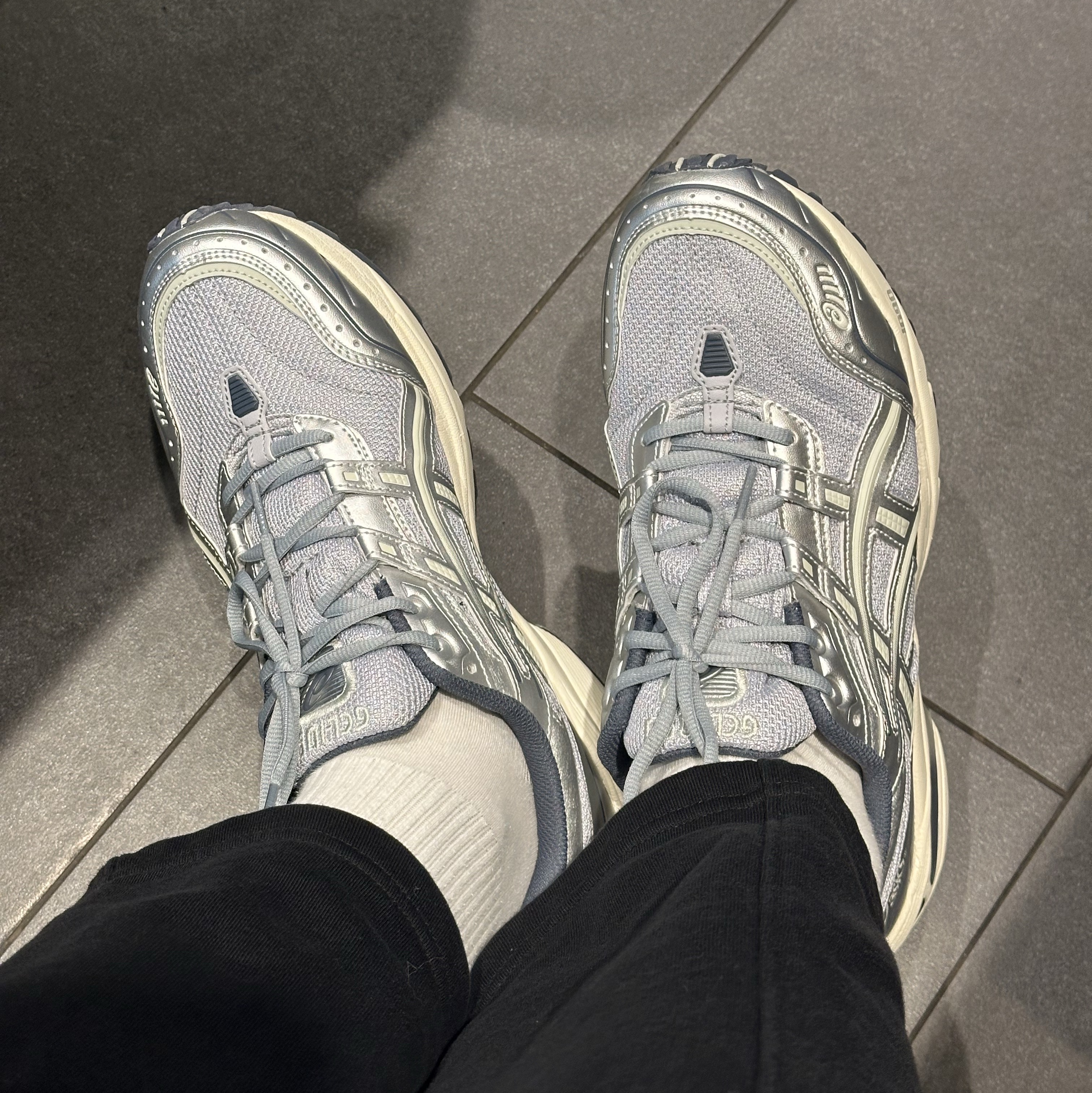 Asics Gel-1090 Piedmont Grey 착용 스타일 - 1
