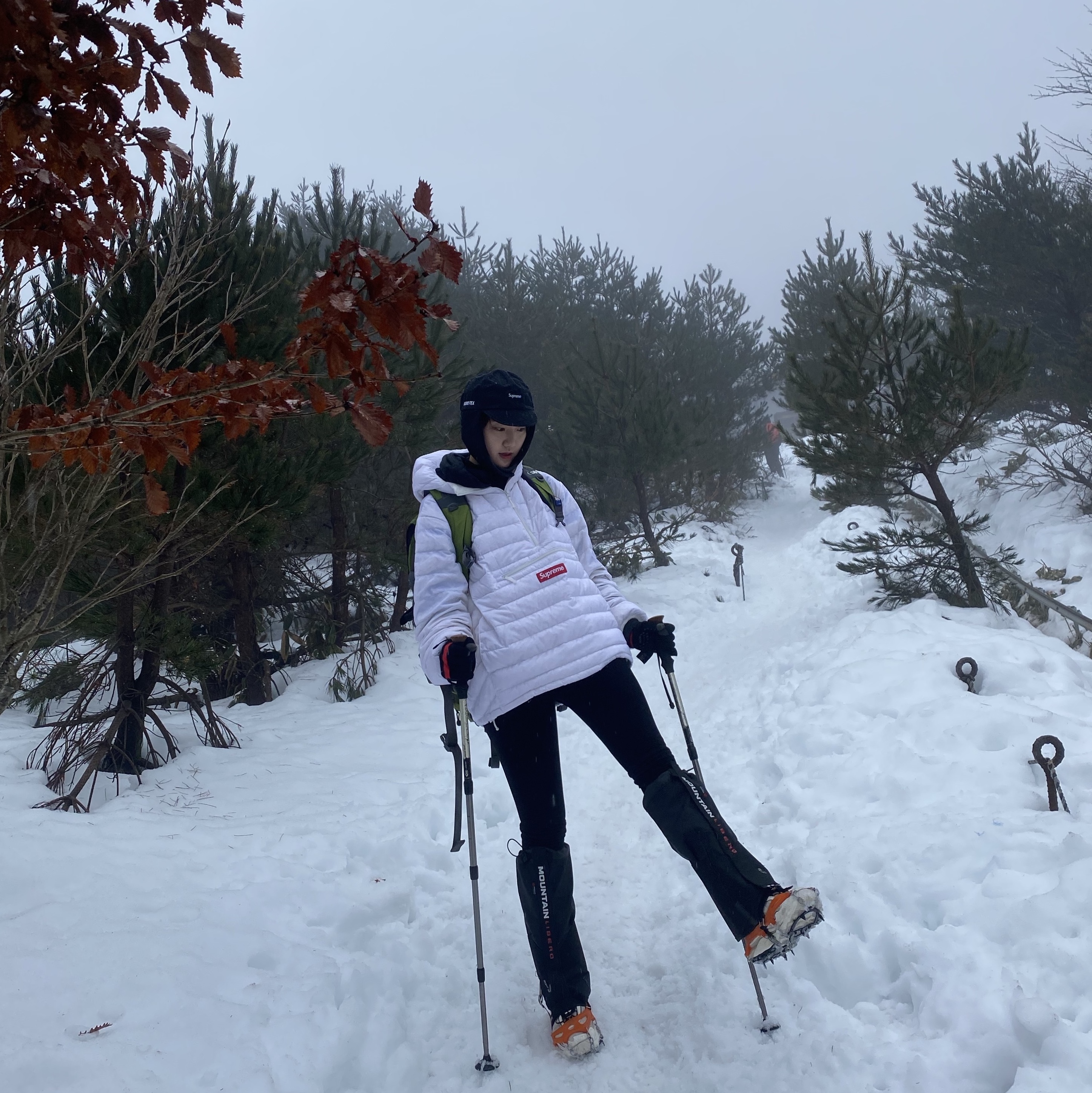 Supreme Gore-Tex Earflap Cap Black - 23FW, Supreme Micro Down Half Zip Hooded Pullover White - 23FW 착용 스타일 - 2