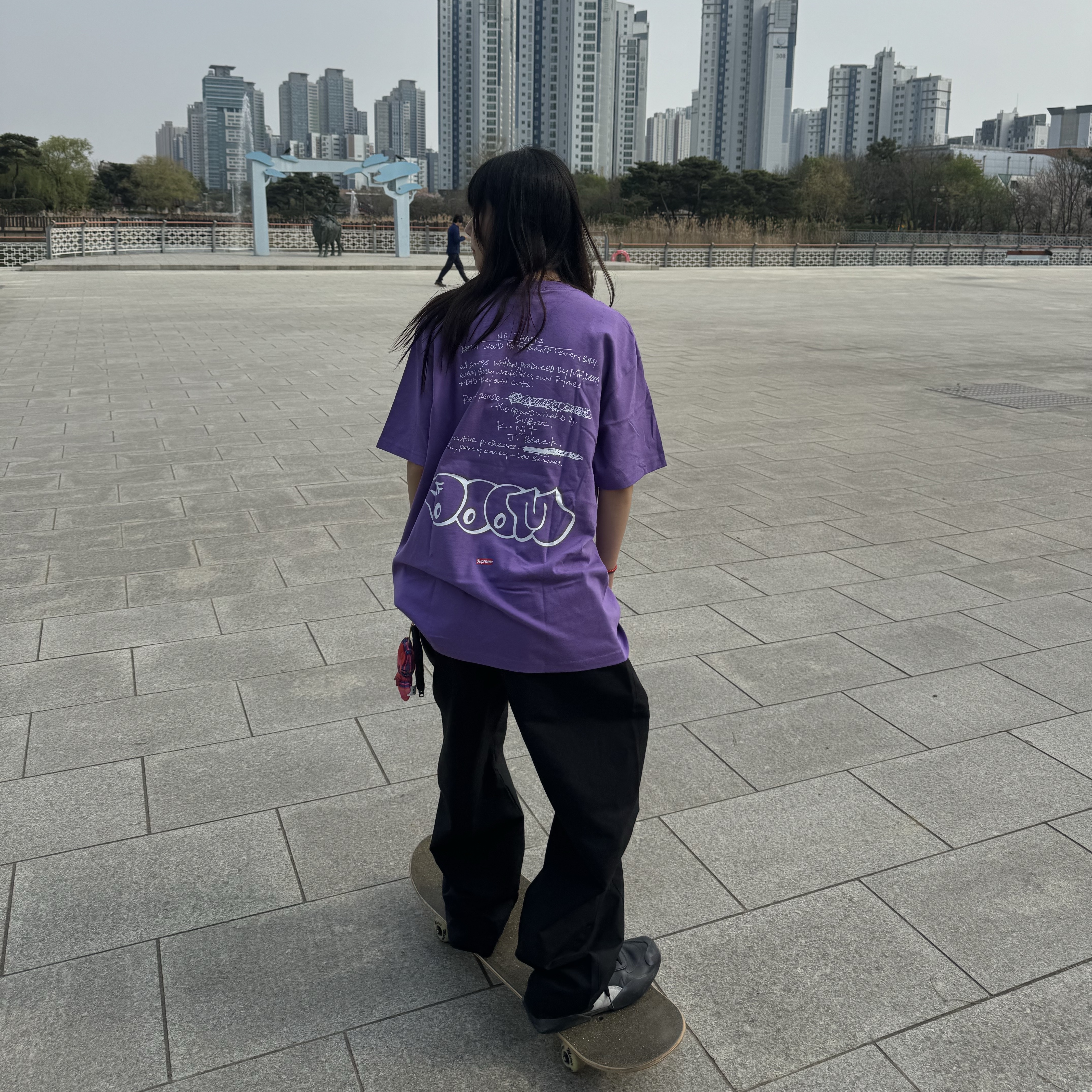 Puma Vaderon Clean Black White, Supreme x MF Doom T-Shirt Dusty Purple - 23FW 착용 스타일 - 1