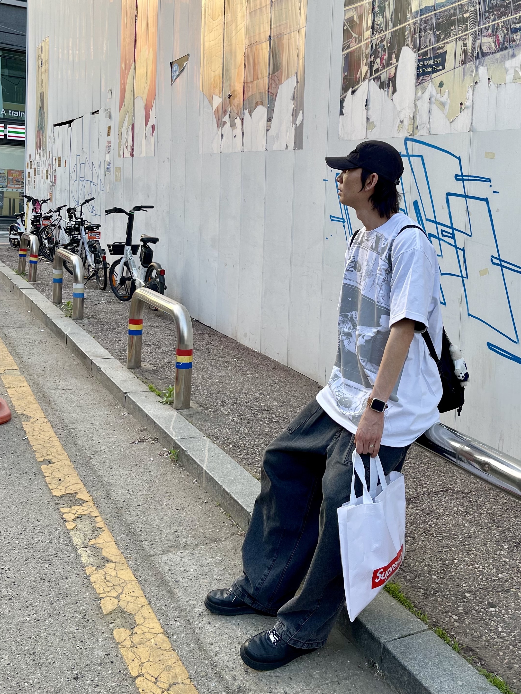 Nike x Supreme Air Force 1 Low Black, Supreme Collage T-Shirt White - 24SS μ°©μ© μ€νμΌ - 3