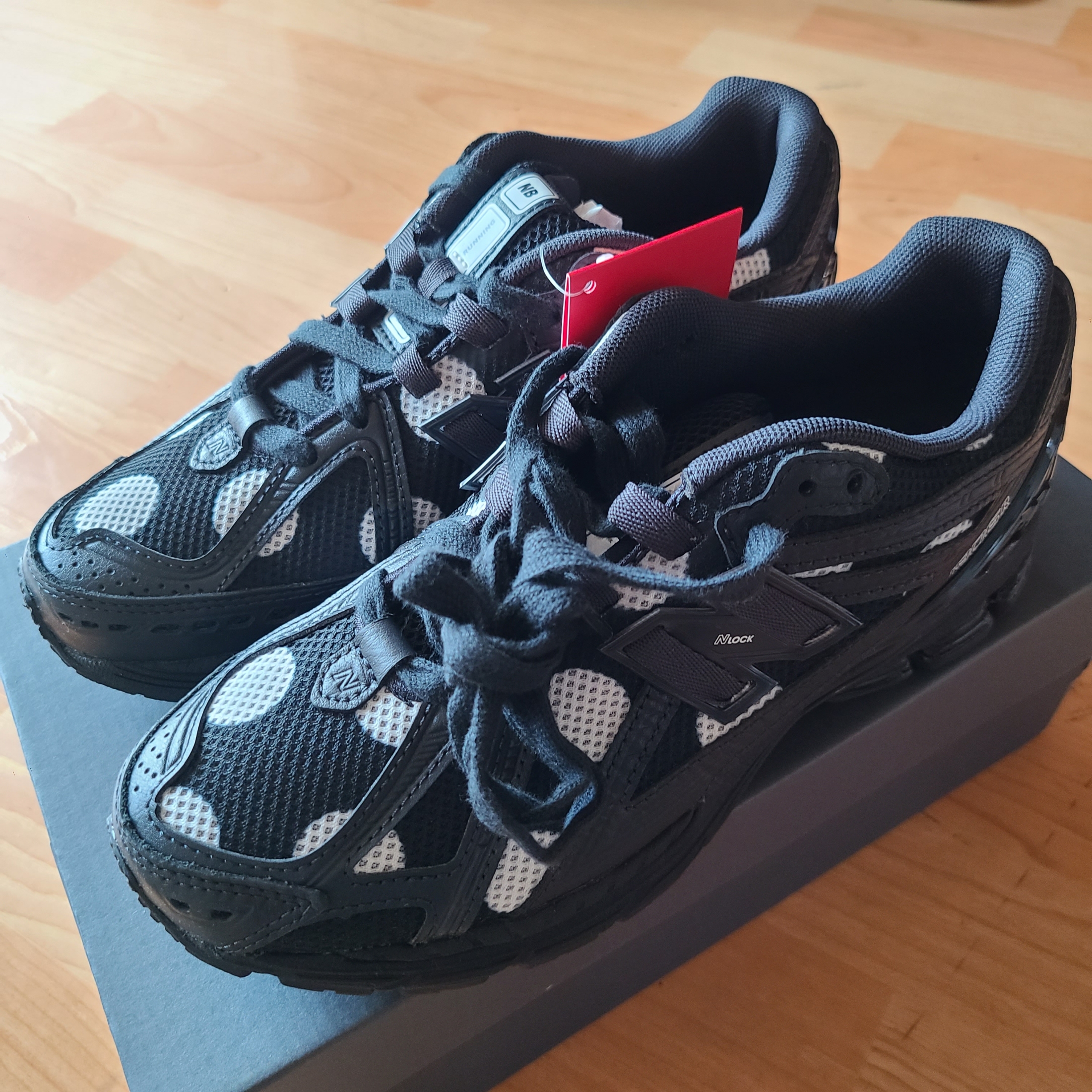 New Balance 1906R Polka Dot Black 착용 스타일 - 2