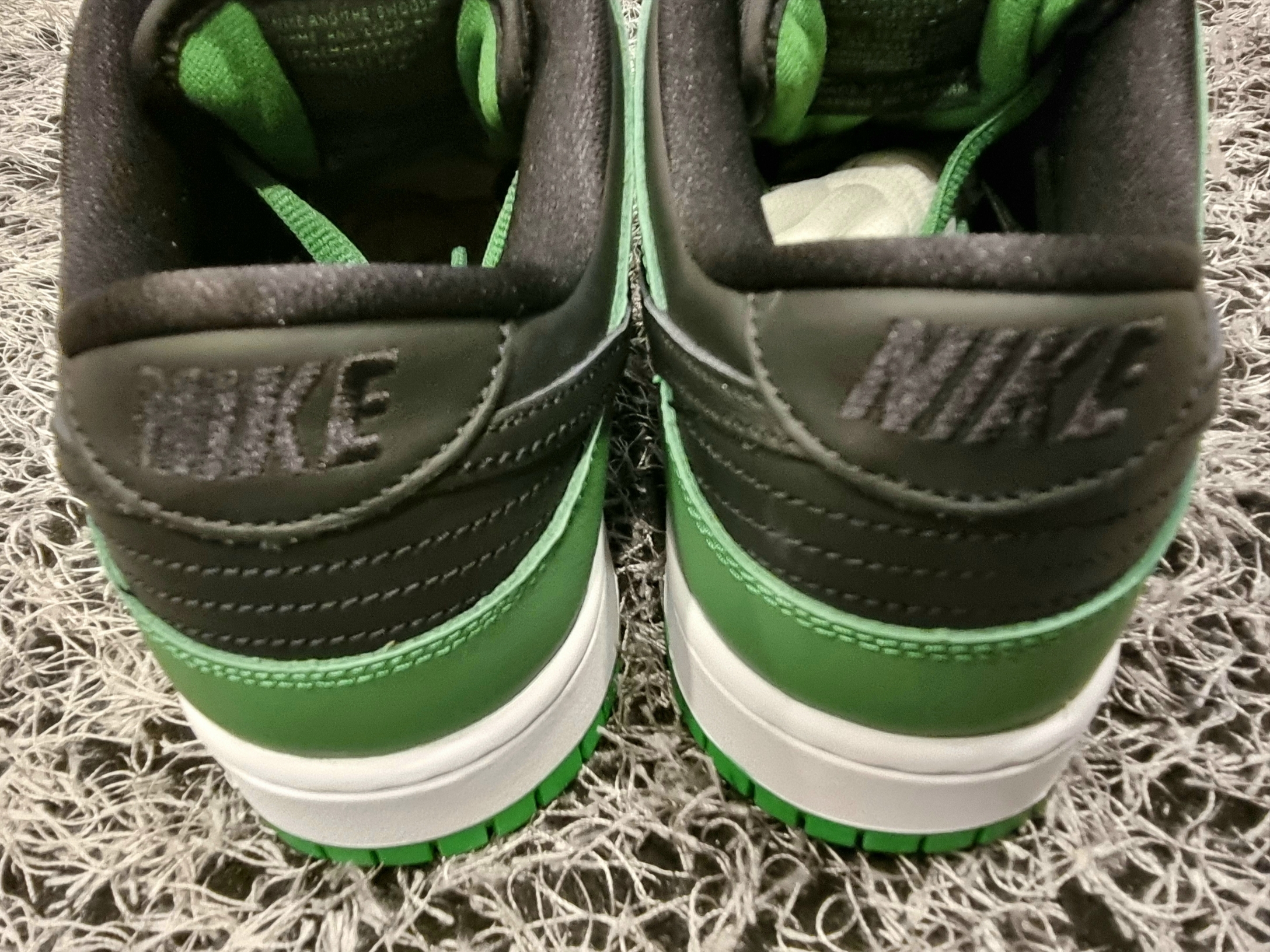 Nike SB Dunk Low Pro Black and Classic Green 착용 스타일 - 5