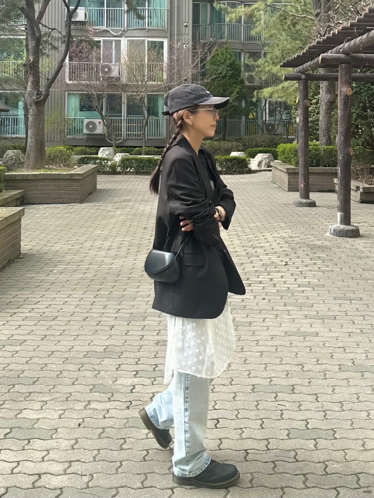 Supreme Denim Camp Cap Black - 24SS, Zara Minimal Box Crossbody Bag Black 착용 스타일 - 1