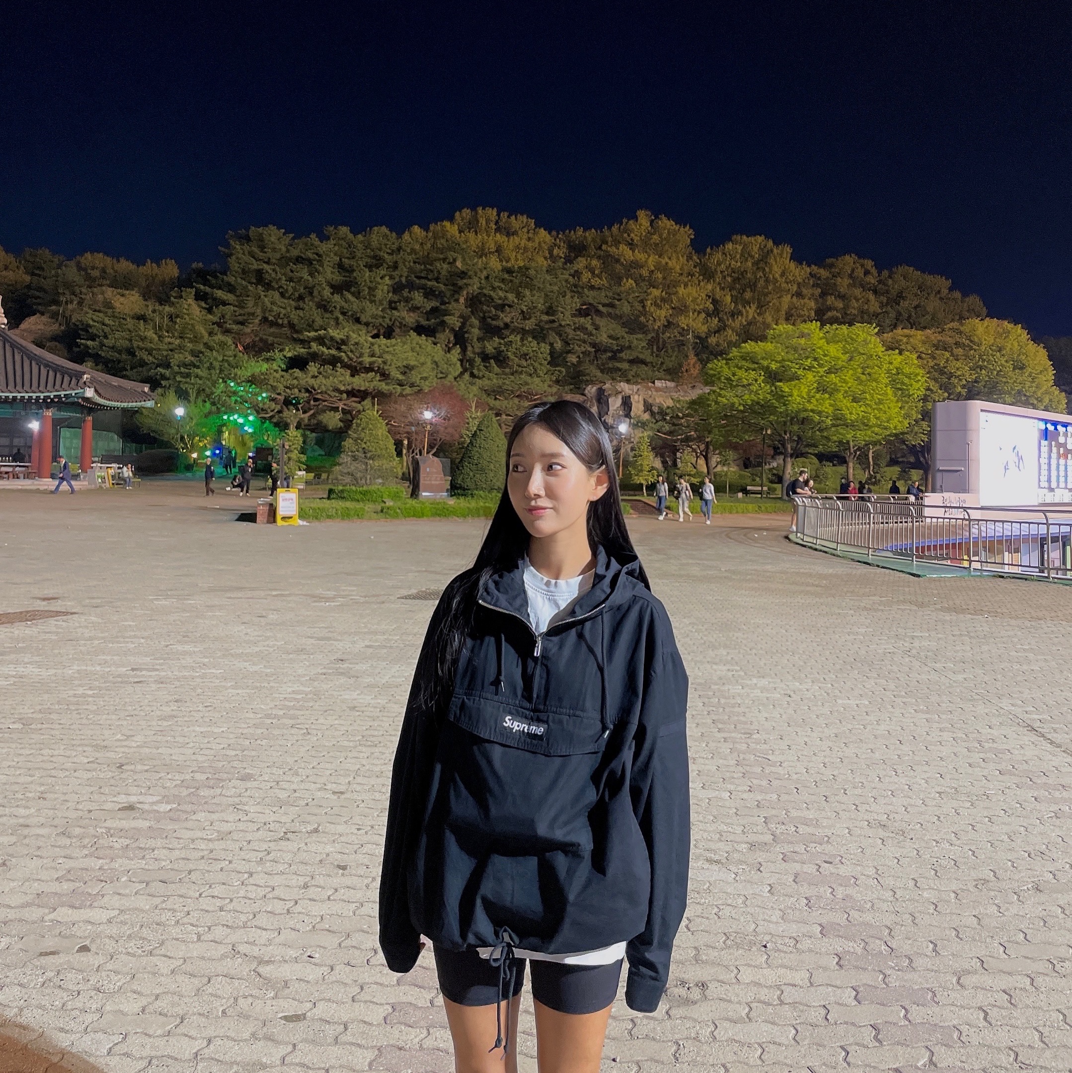 Supreme Cotton Utility Anorak Black - 24SS, Adidas Yeezy Boost 700 Wave Runner Solid Grey 2021/2022 착용 스타일 - 1