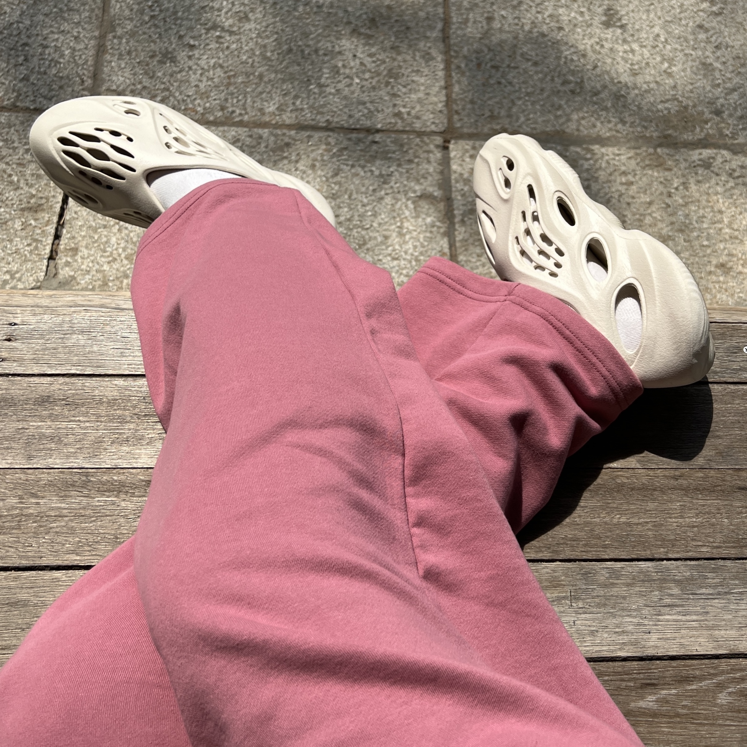 Adidas Yeezy Foam RNNR Sand 착용 스타일