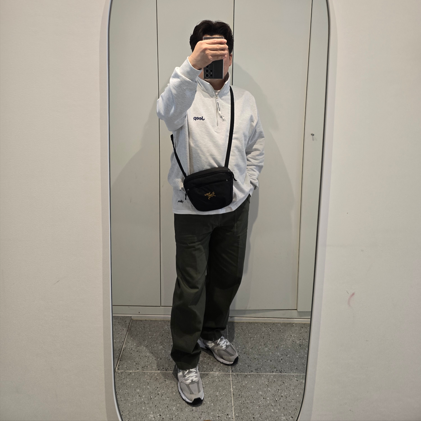 Arc'teryx Mantis 2 Waistpack 24K Black, New Balance 530 Grey 착용 스타일