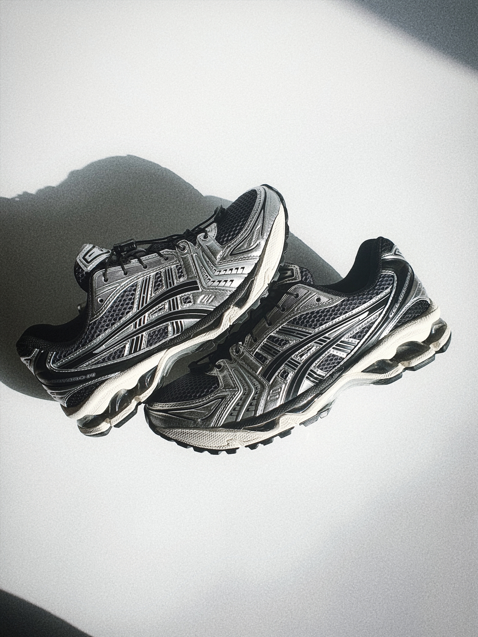 Asics Unlimited Gel-Kayano 14 Carrier Grey Black 착용 스타일