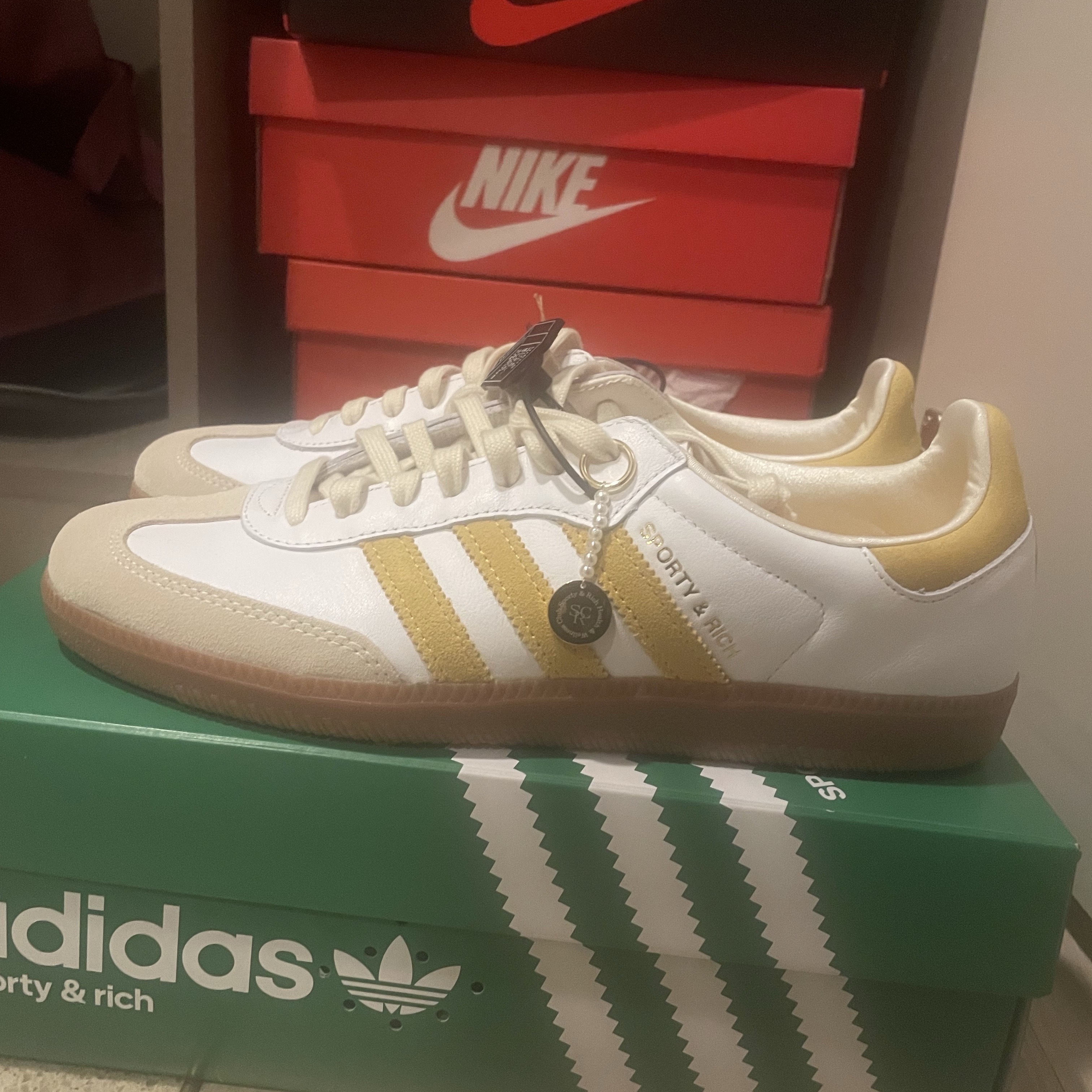 Adidas x Sporty & Rich Samba OG Cloud White Bold Gold 착용 스타일