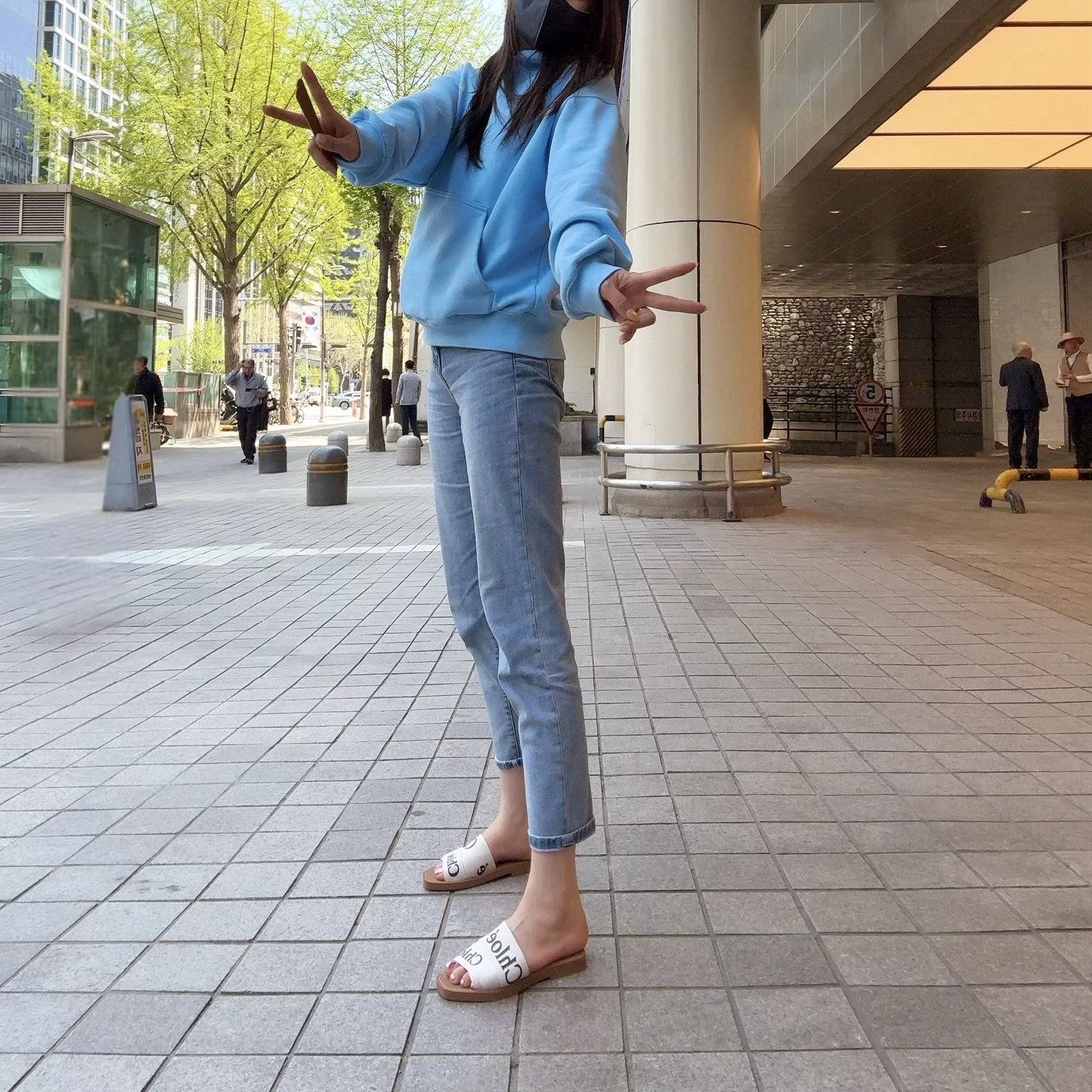 (W) Chloe Woody Flat Mule White, IAB Studio Hoodie Sky Blue Lemon 착용 스타일 - 1