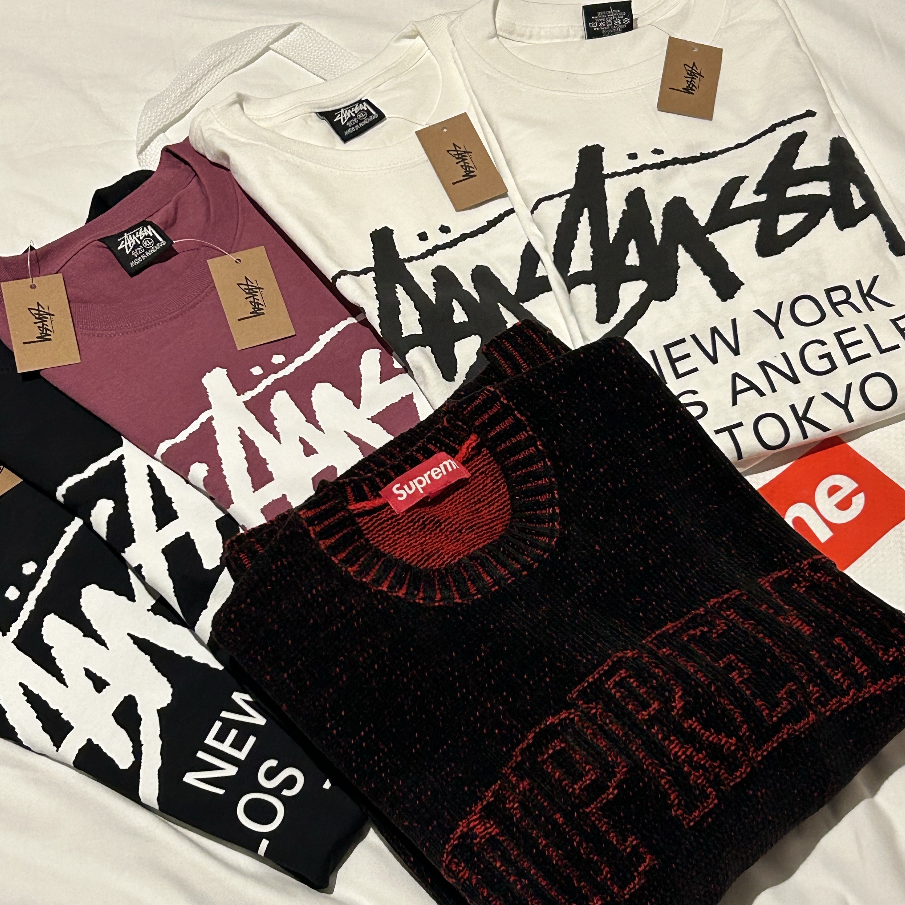 Stussy World Tour T-Shirt Berry 2024, Stussy World Tour T-Shirt Black 착용 스타일