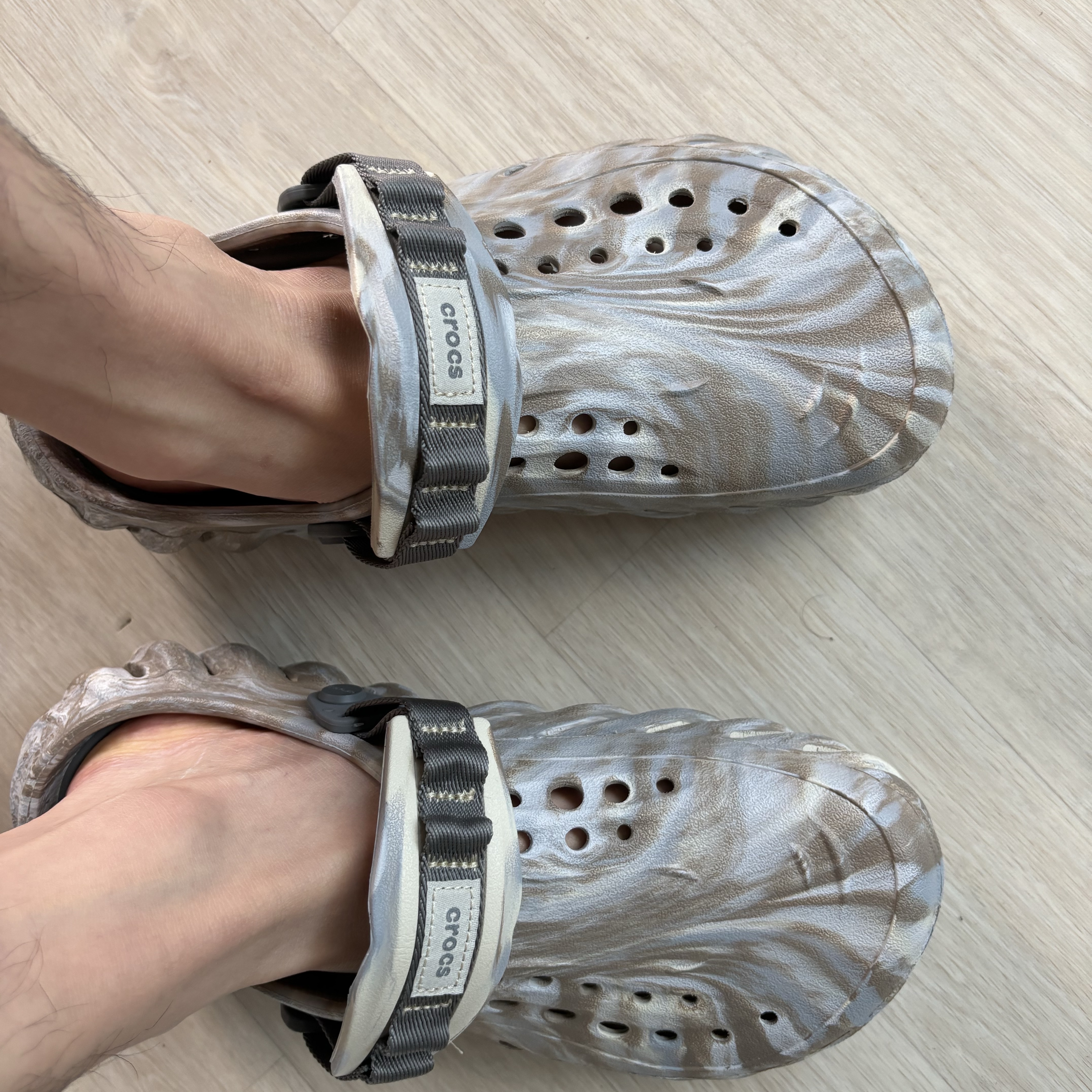 Crocs Echo Marbled Clog Bone Multi 착용 스타일