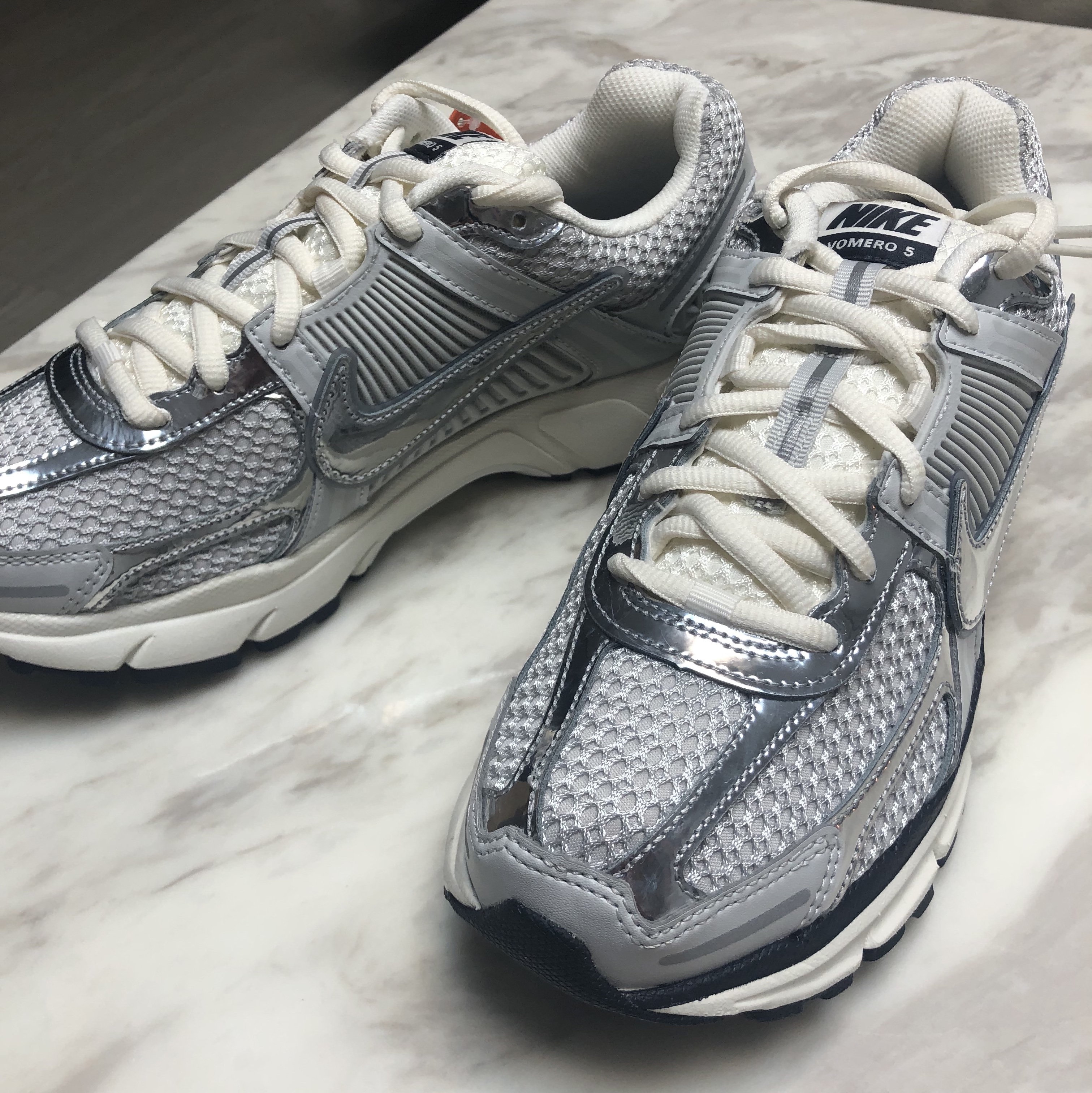 Nike Zoom Vomero 5 Photon Dust Gridiron 착용 스타일 - 1