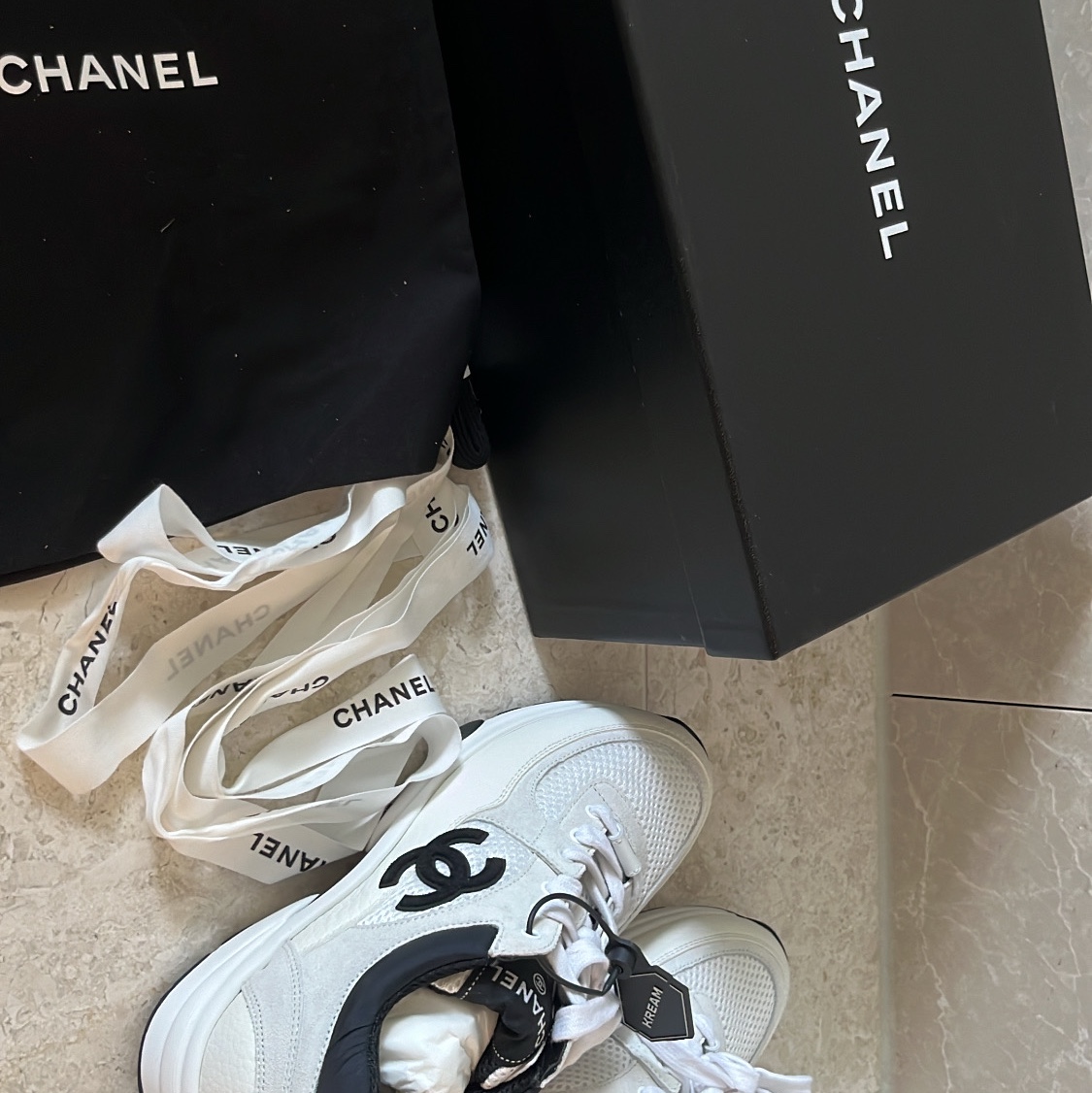 (W) Chanel Sneakers Mesh Suede Calfskin & White Black 착용 스타일