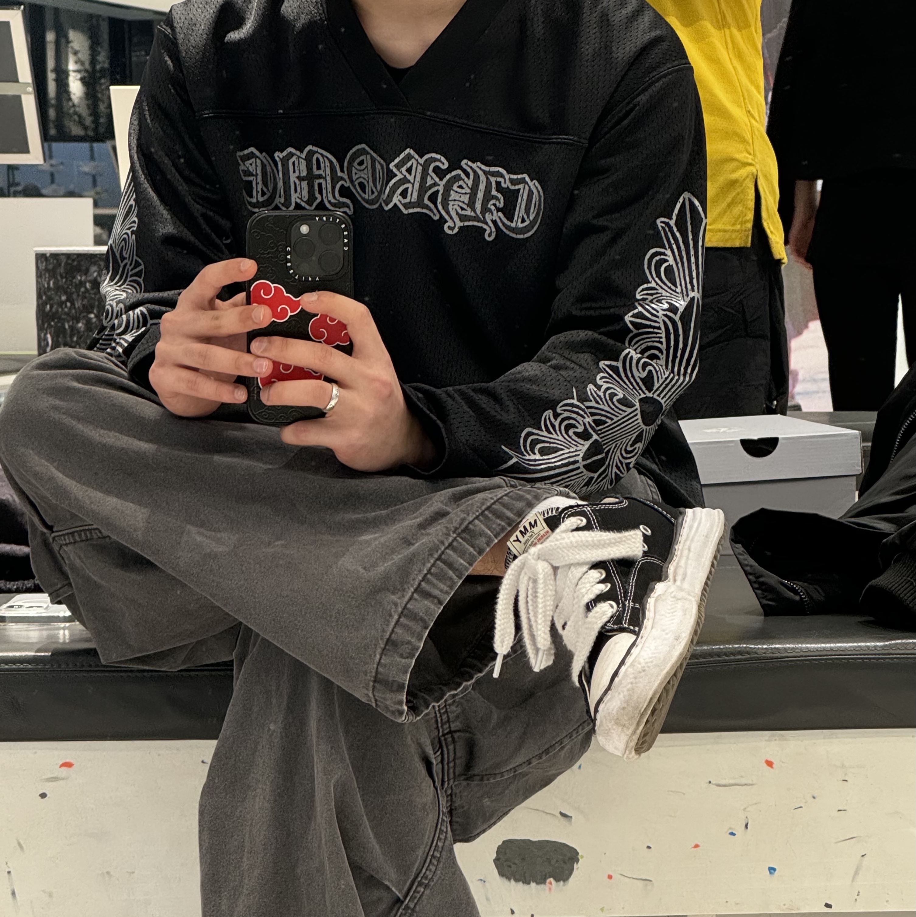 Chrome Hearts Warm Up LS Jersey Black, Maison Mihara Yasuhiro Peterson OG Sole Canvas Low Sneakers Black 착용 스타일