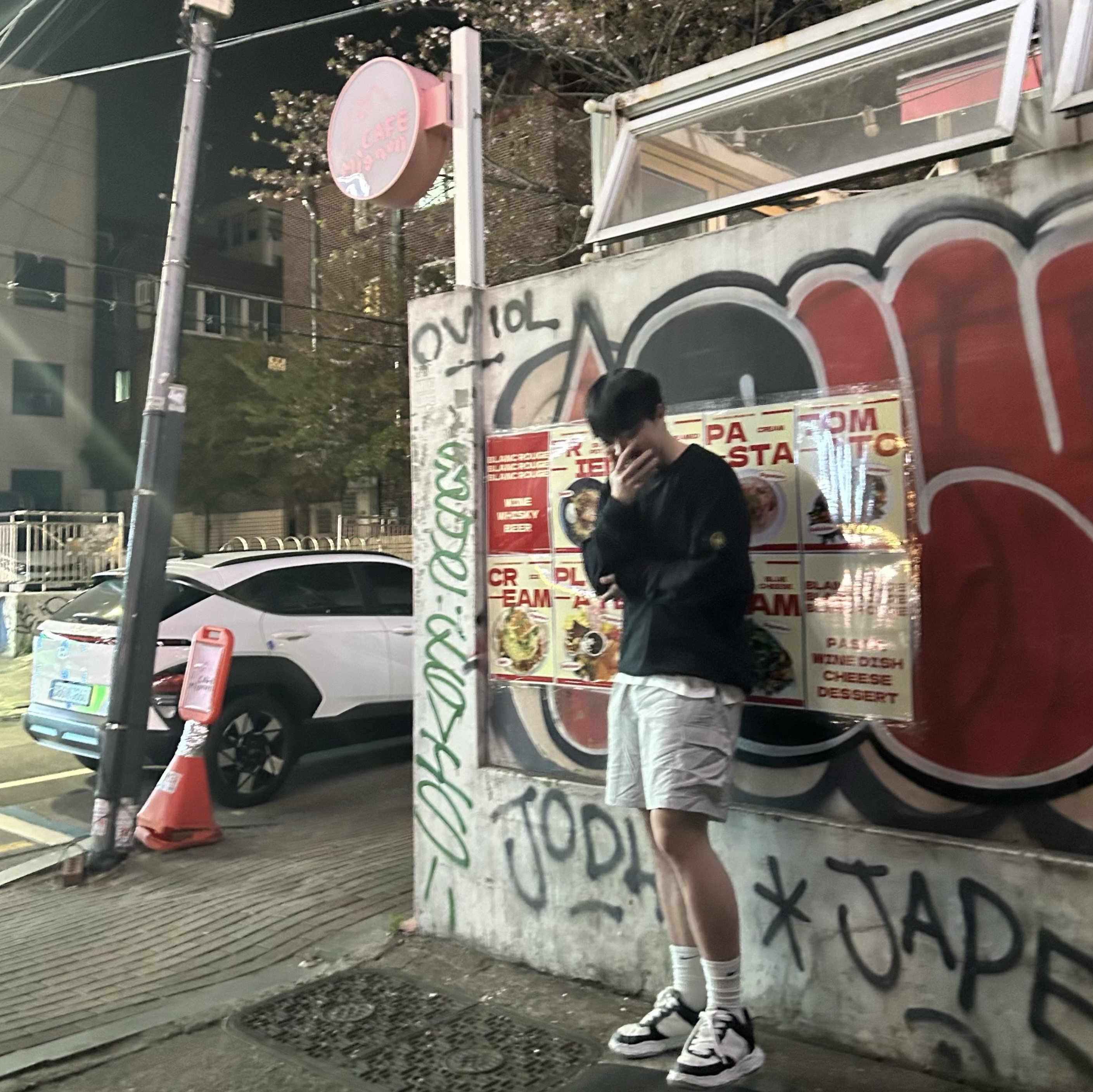 Stone Island 62420 Brushed Cotton Fleece Garment Dyed Crewneck Sweatshirt Black - 23FW, Maison Mihara Yasuhiro Wayne OG Sole Leather Low-top Sneakers Black White 착용 스타일 - 1