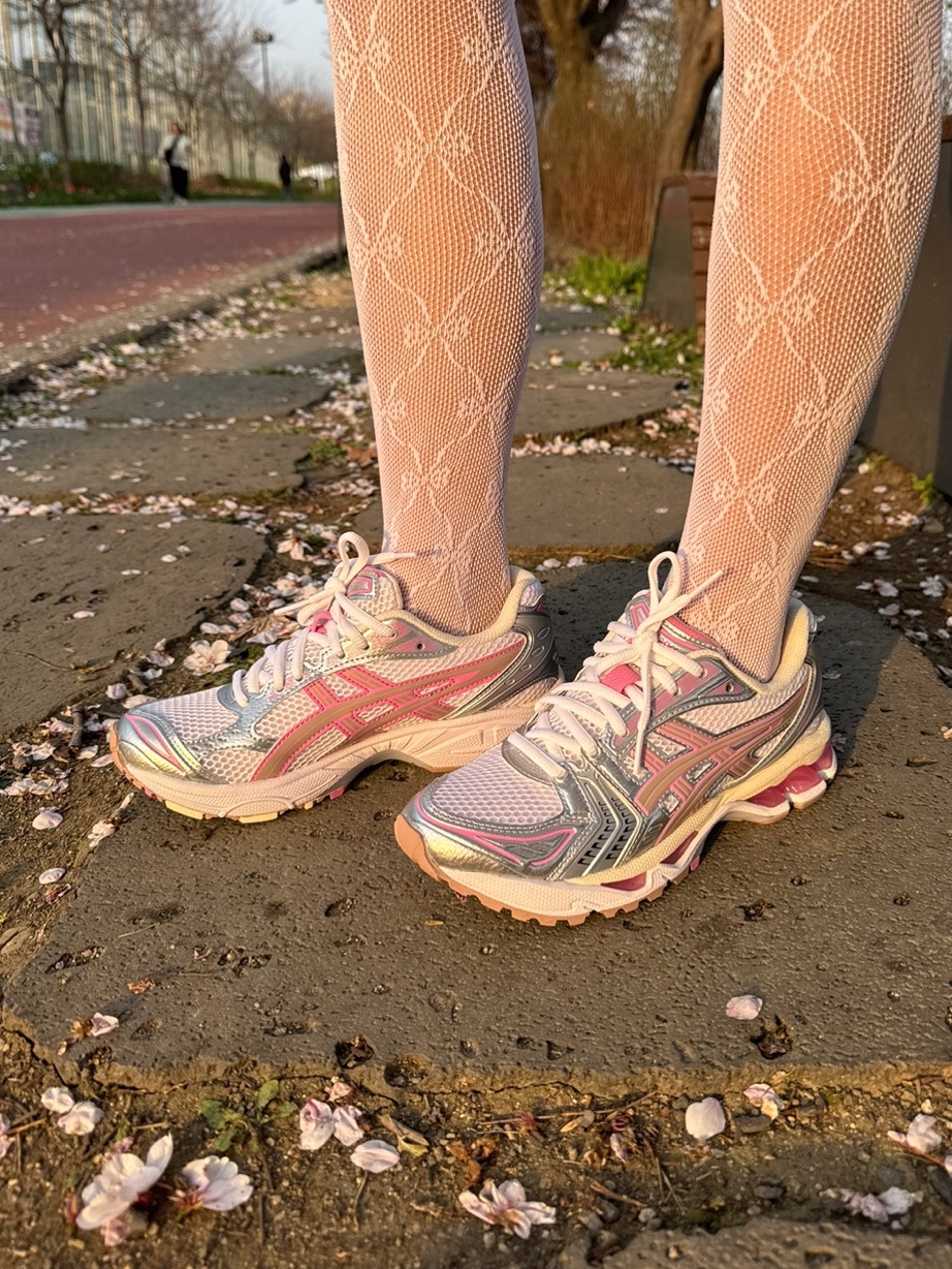Asics Unlimited Gel-Kayano 14 White Fawn 착용 스타일 - 4