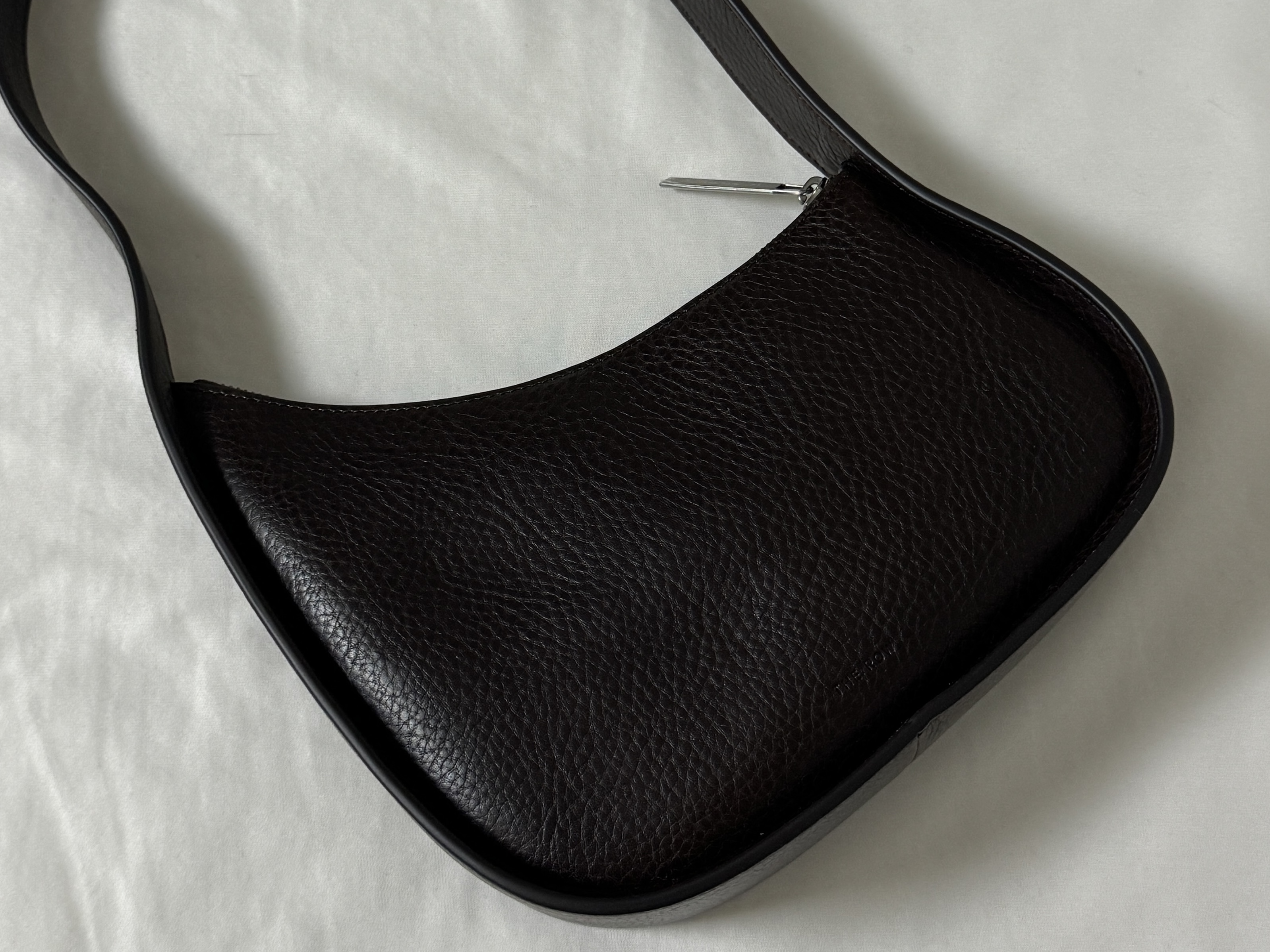 The Row Half Moon Bag in Leather Burnt Wood 착용 스타일 - 2