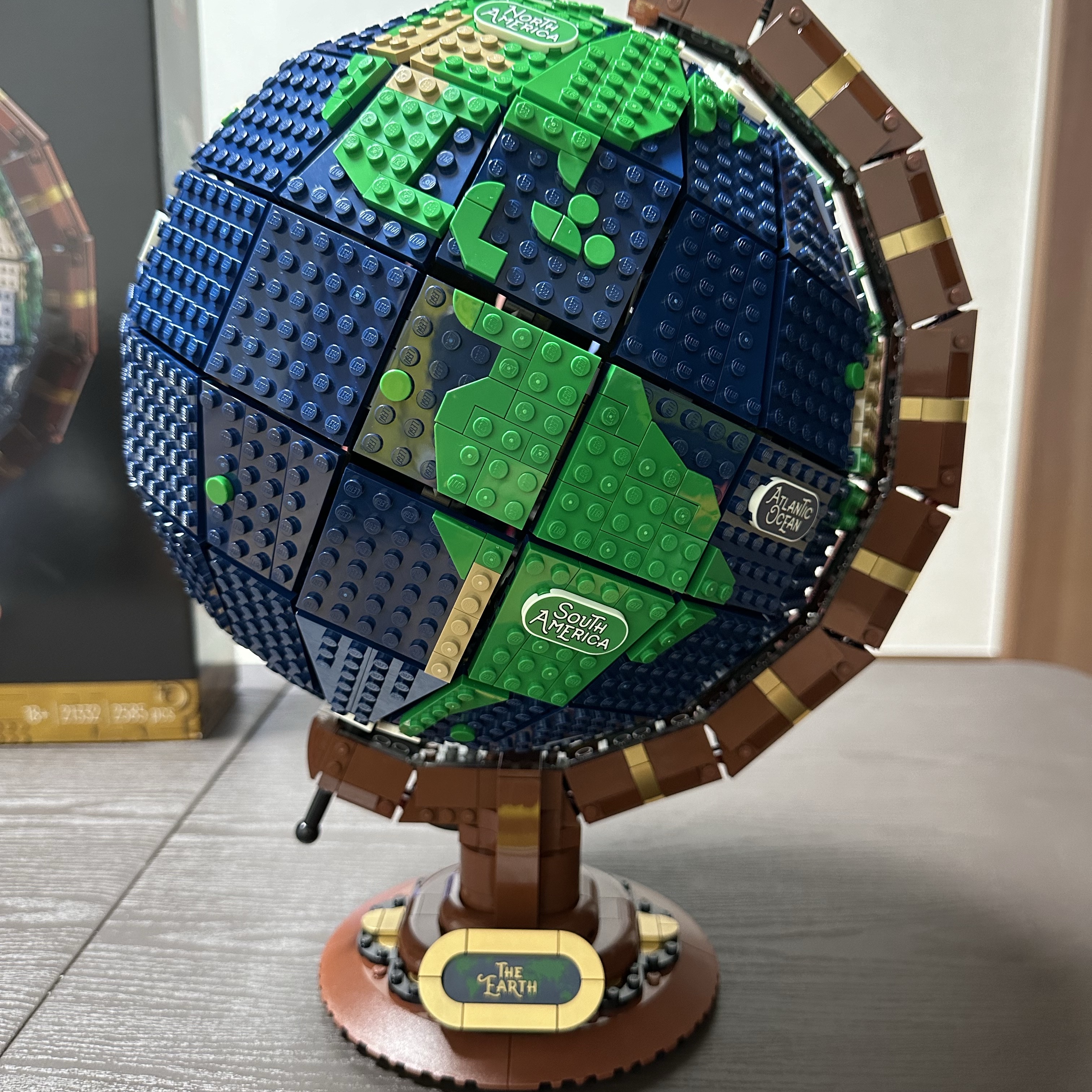Lego The Globe 착용 스타일 - 1
