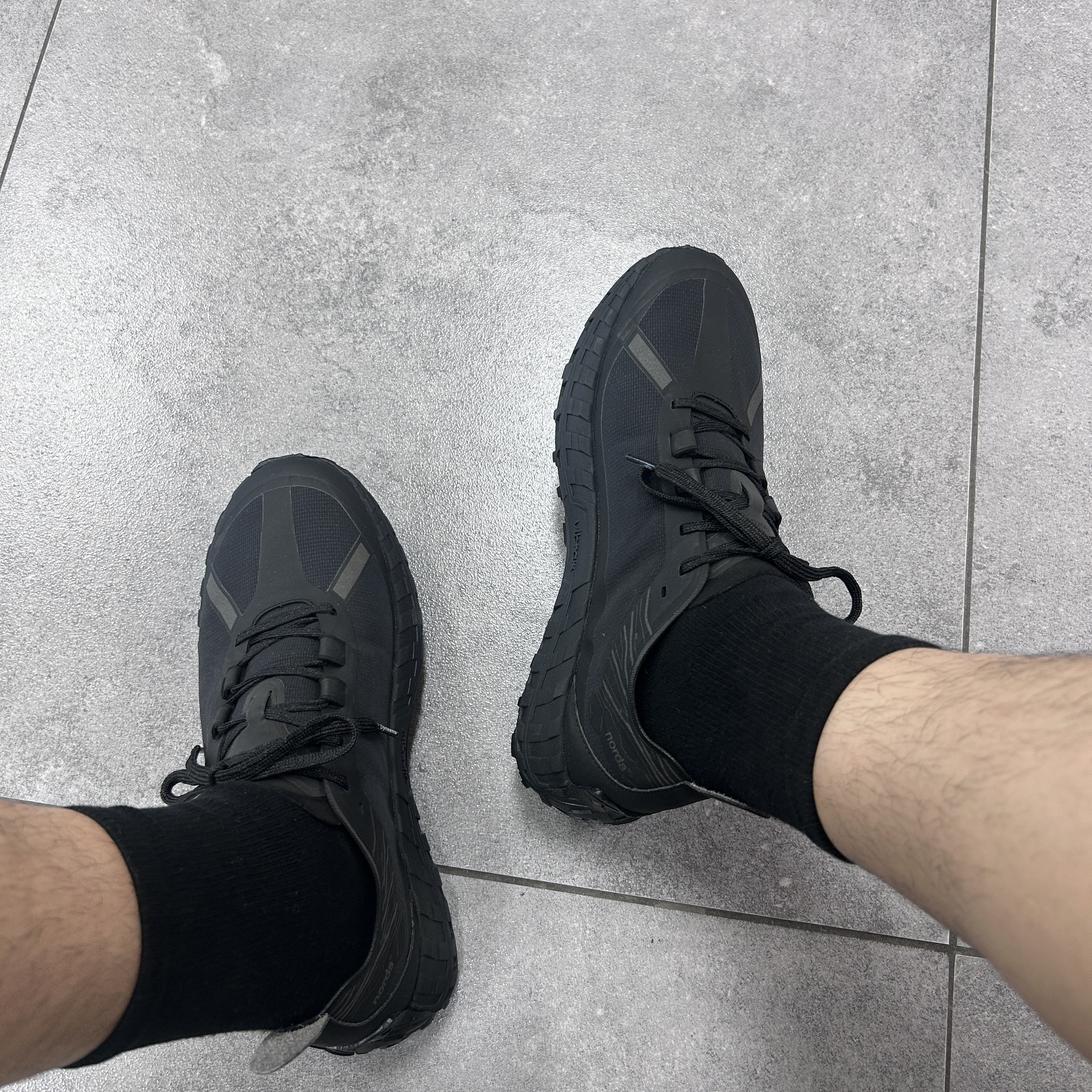 Norda 001/A Stealth Black 착용 스타일
