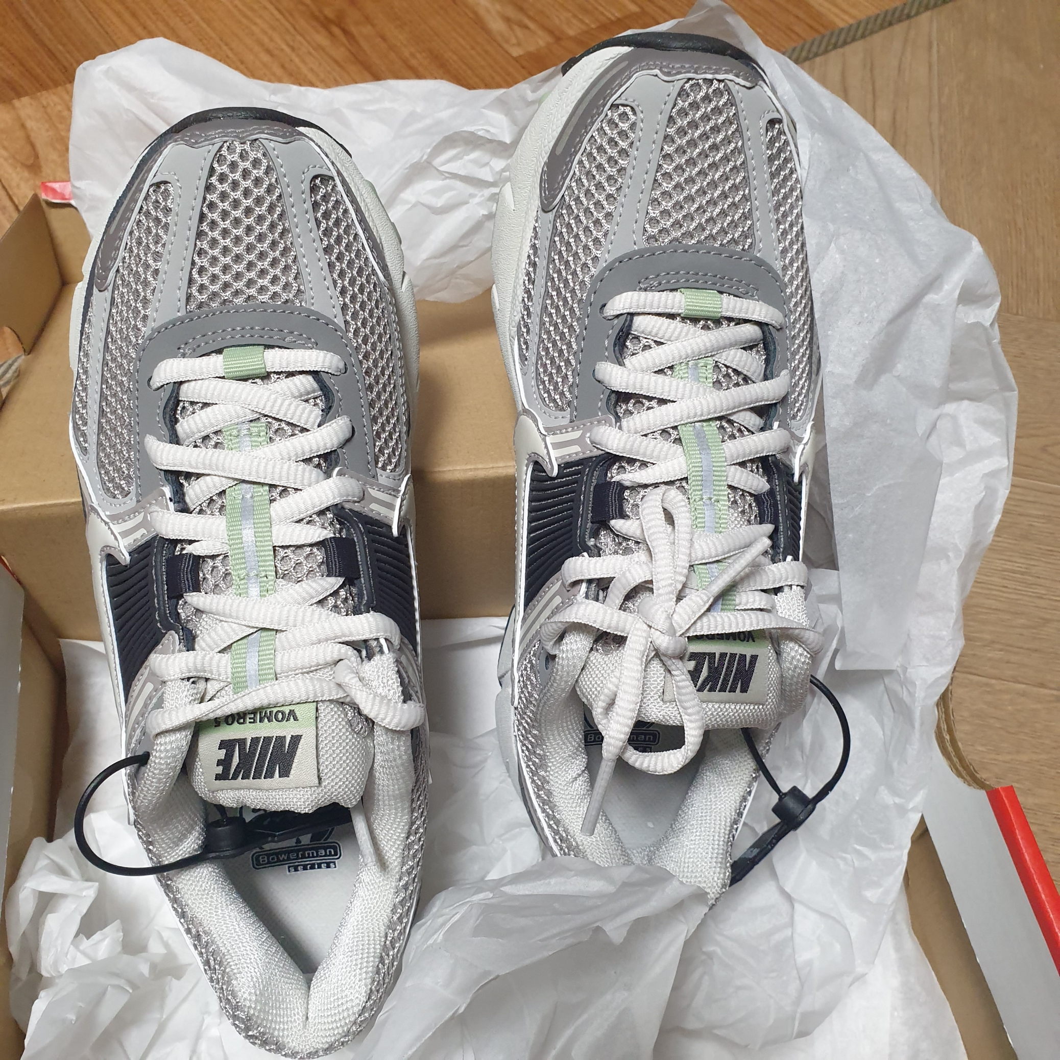 (W) Nike Zoom Vomero 5 Cobblestone and Flat Pewter 착용 스타일 - 1