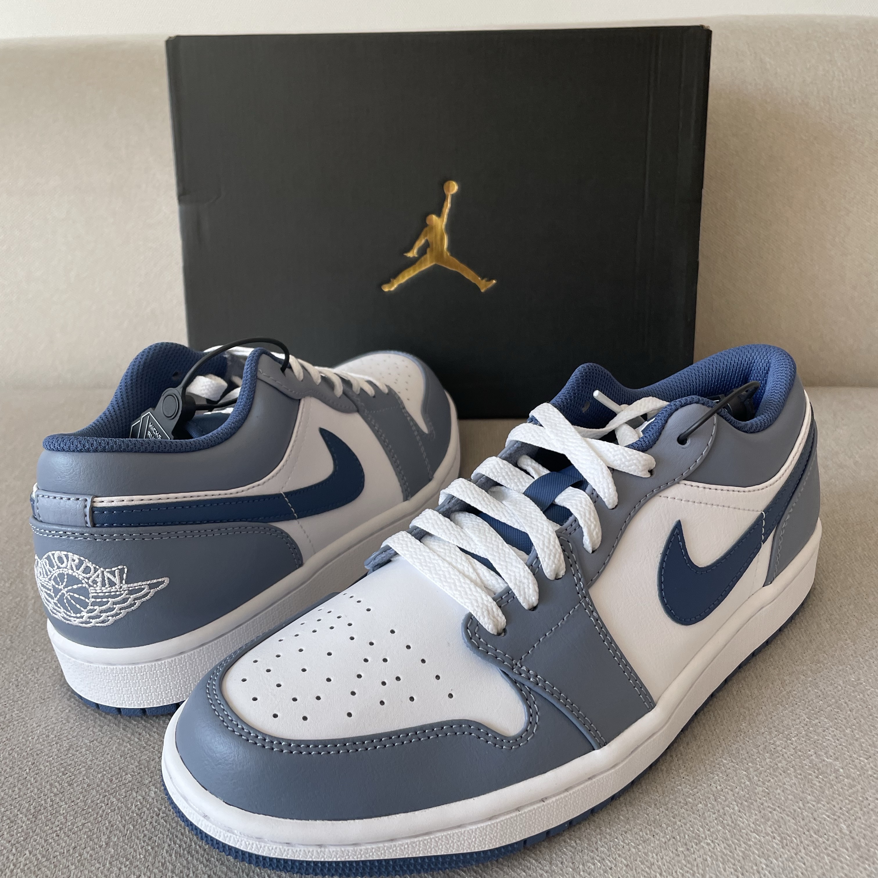 Jordan 1 Low Ashen Slate and Mystic Navy 착용 스타일