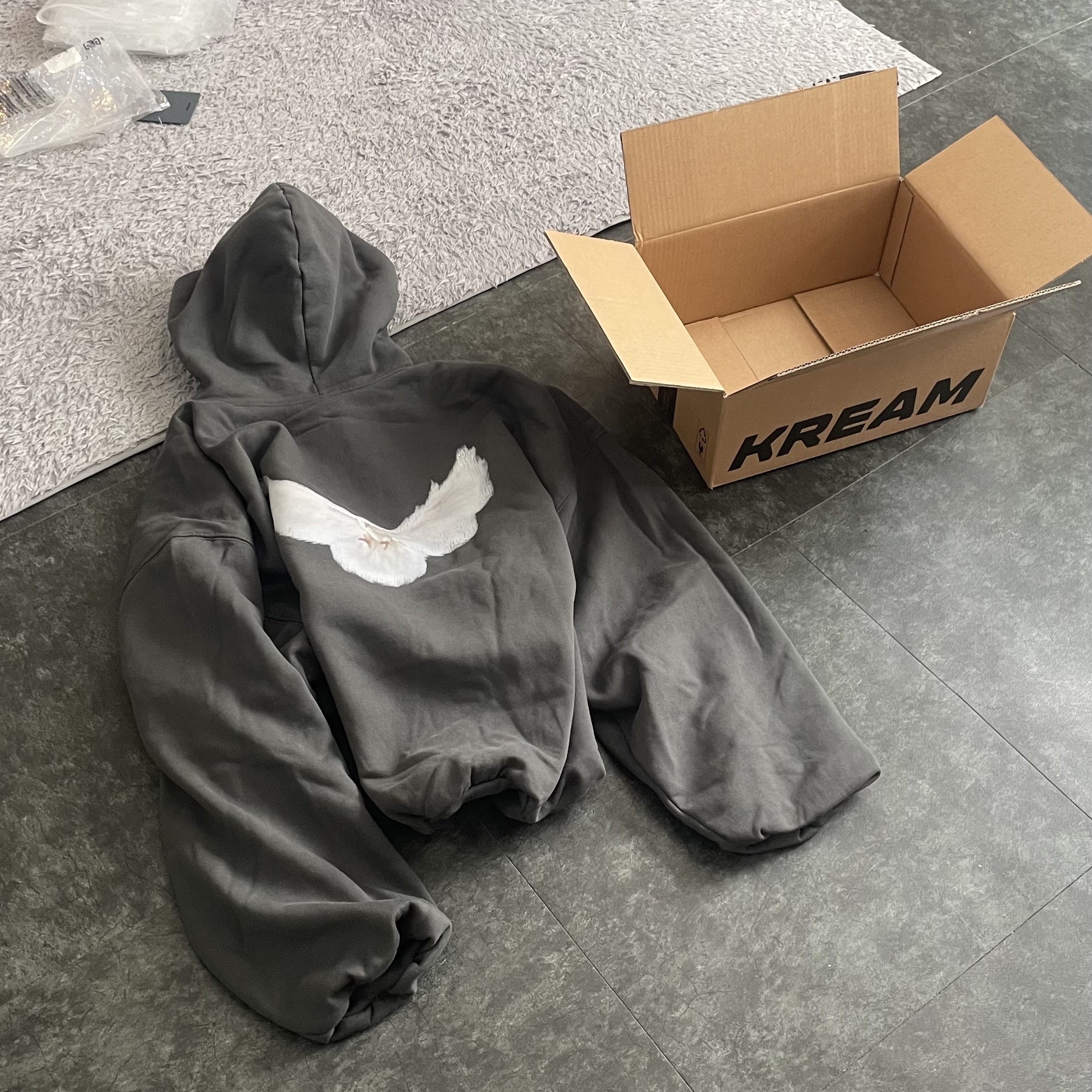 Yeezy Gap Engineered By Balenciaga Dove Hoodie Black 착용 스타일