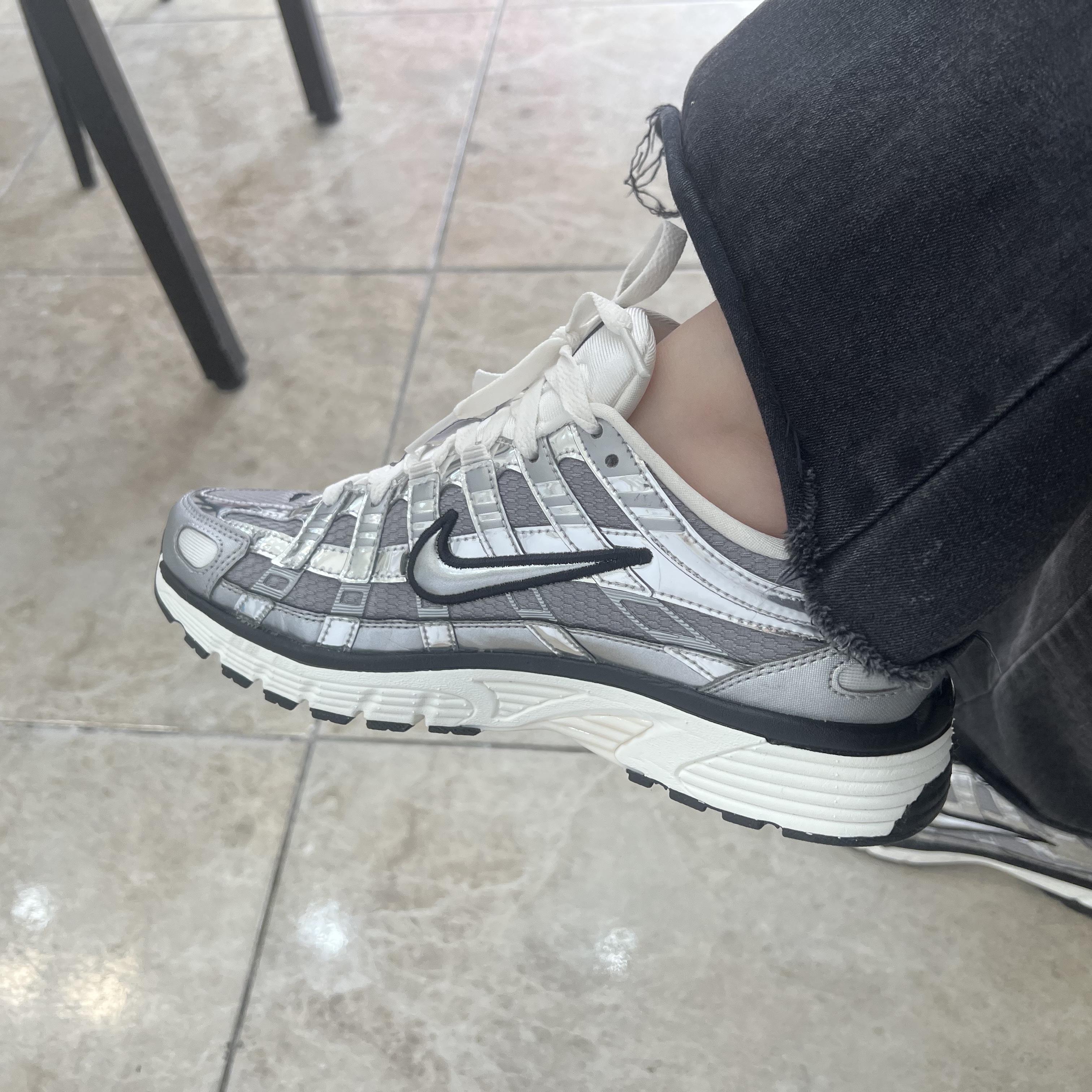 Nike P-6000 Metallic Silver 착용 스타일