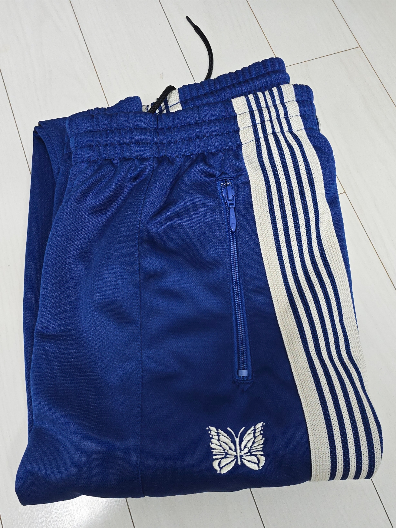 Needles H.D. Track Pants Poly Smooth Royal 착용 스타일