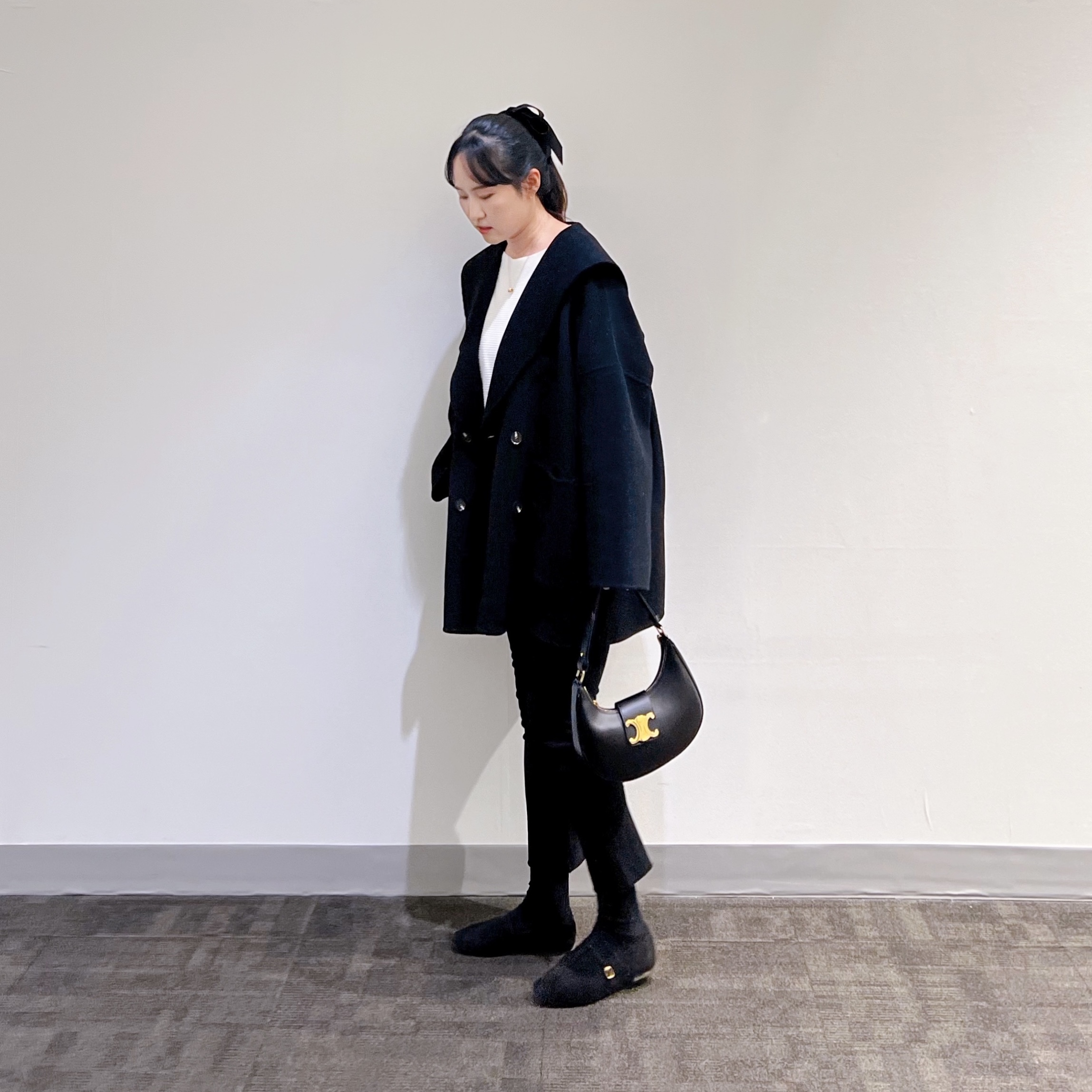 Celine Medium Ava Triomphe Bag in Smooth Calfskin Black 착용 스타일 - 1