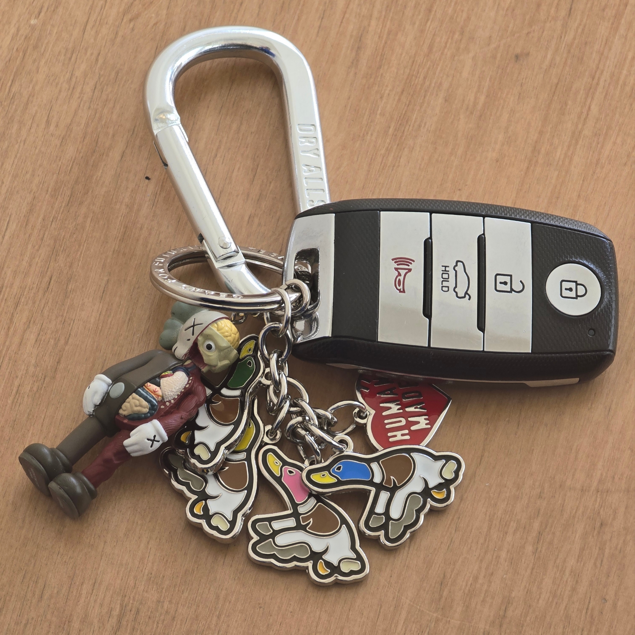 Human Made Flying Duck Keyring Silver, Kaws Tokyo First Companion Flayed Keychain Brown 착용 스타일