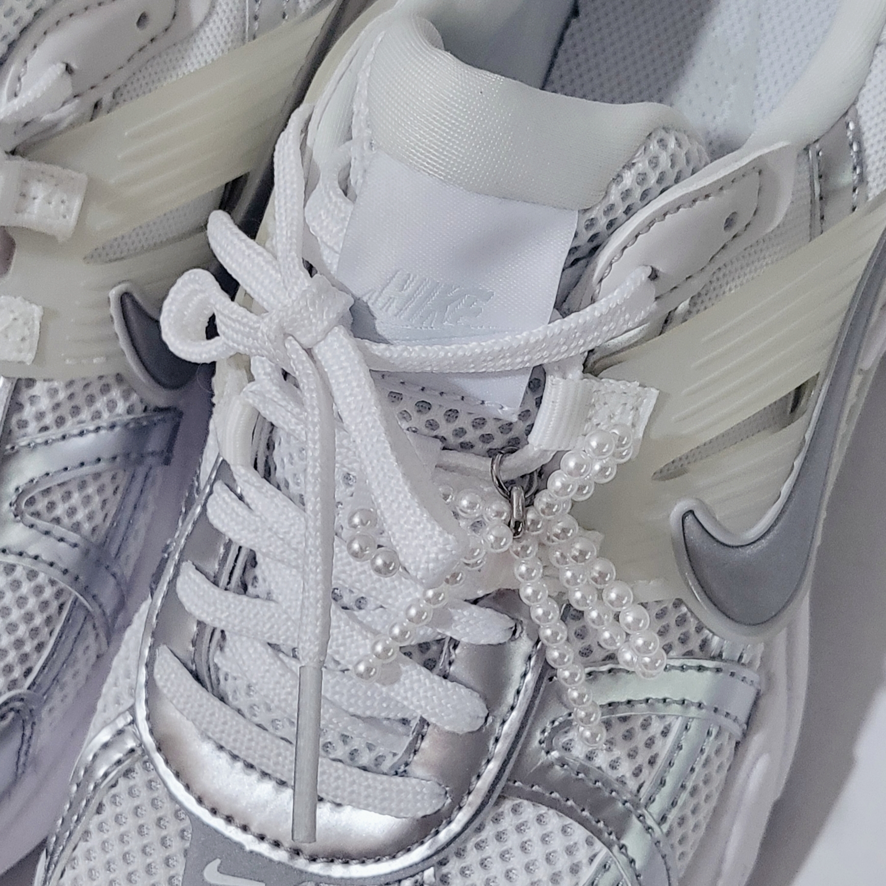 Nike V2K Run Metallic Silver White 착용 스타일
