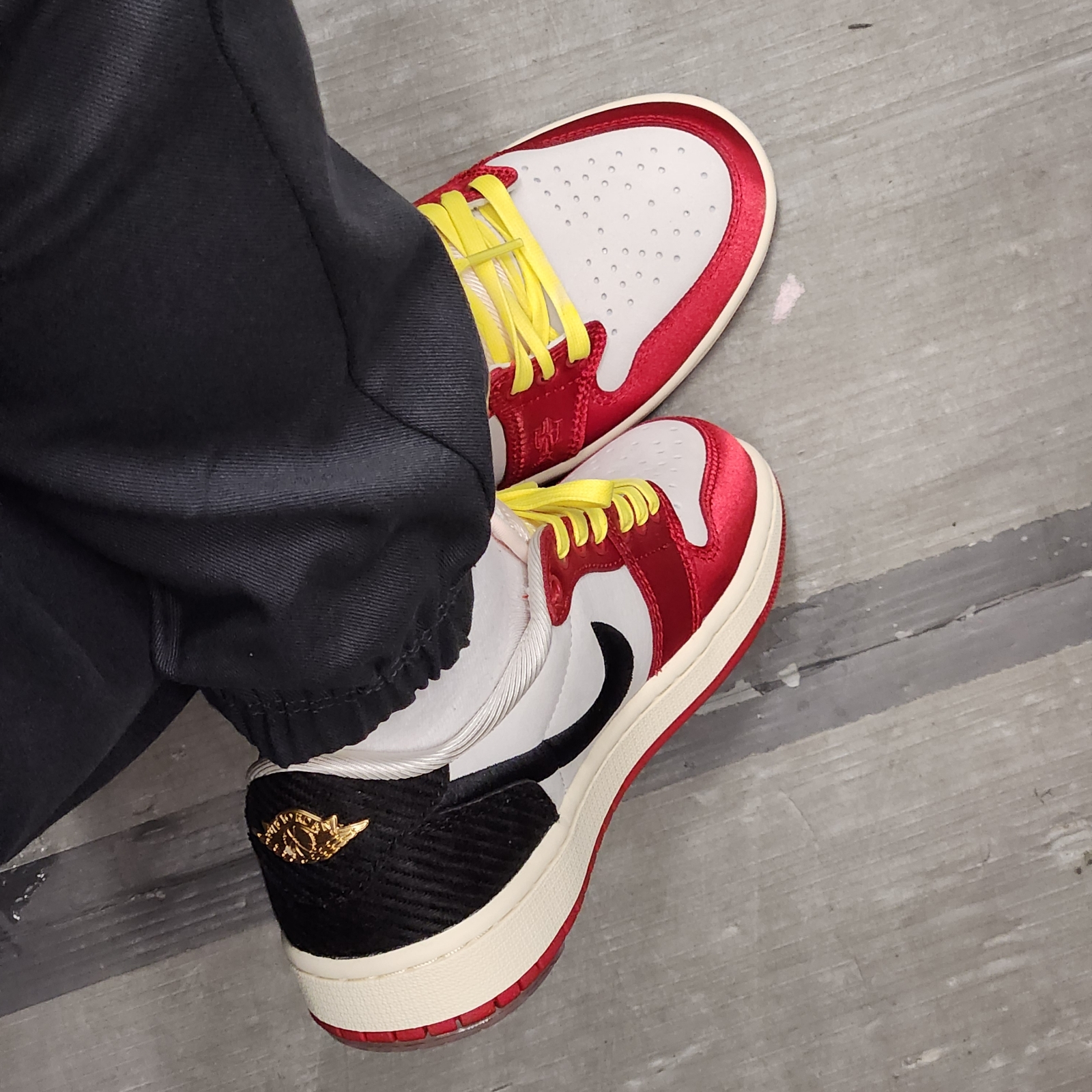 Jordan 1 x Trophy Room Retro Low OG SP Sail Varsity Red 착용 스타일 - 1